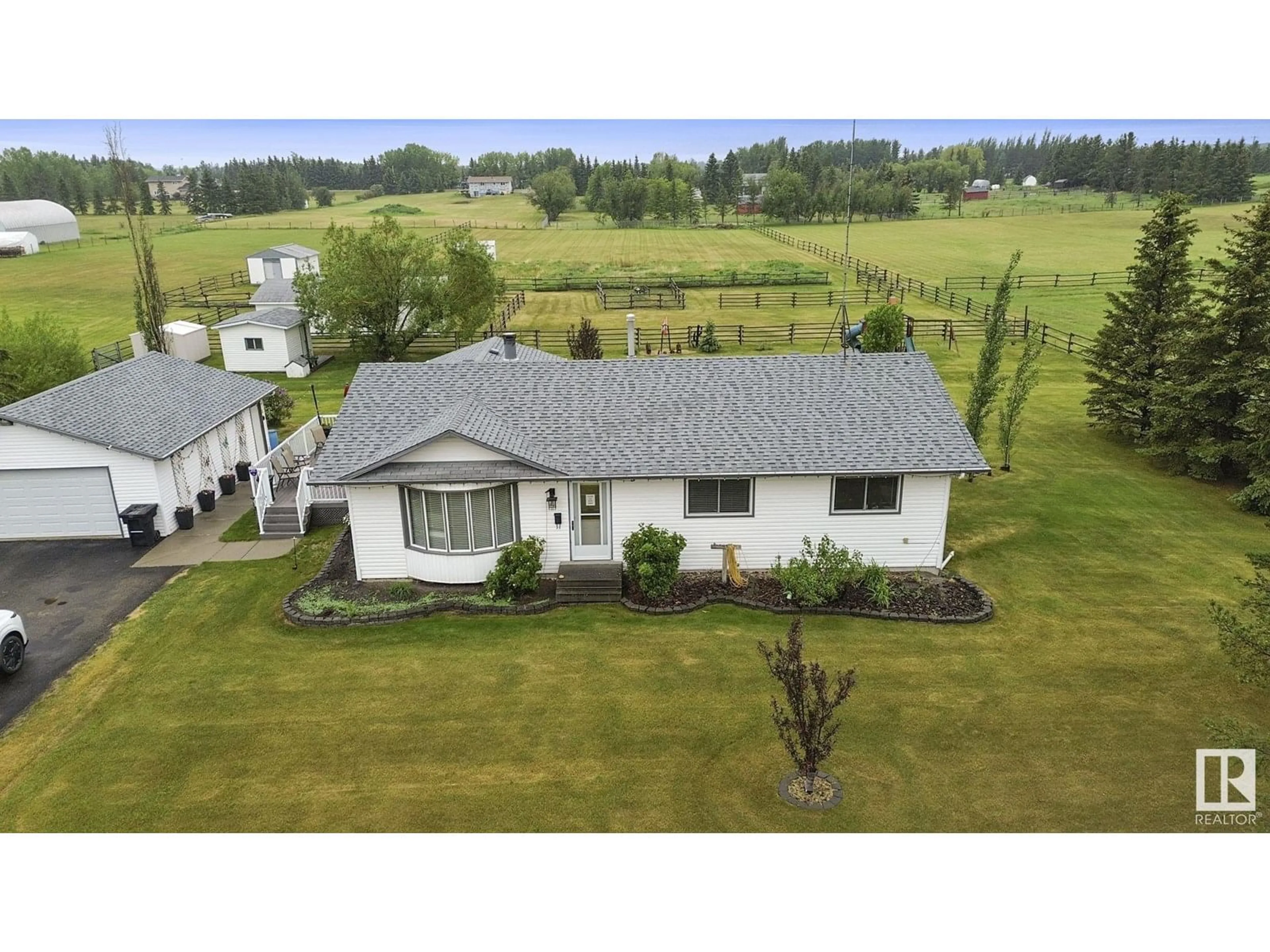 A pic from outside/outdoor area/front of a property/back of a property/a pic from drone, unknown for 52349 - 314 RGE ROAD 222, Rural Strathcona County Alberta T8C1A4