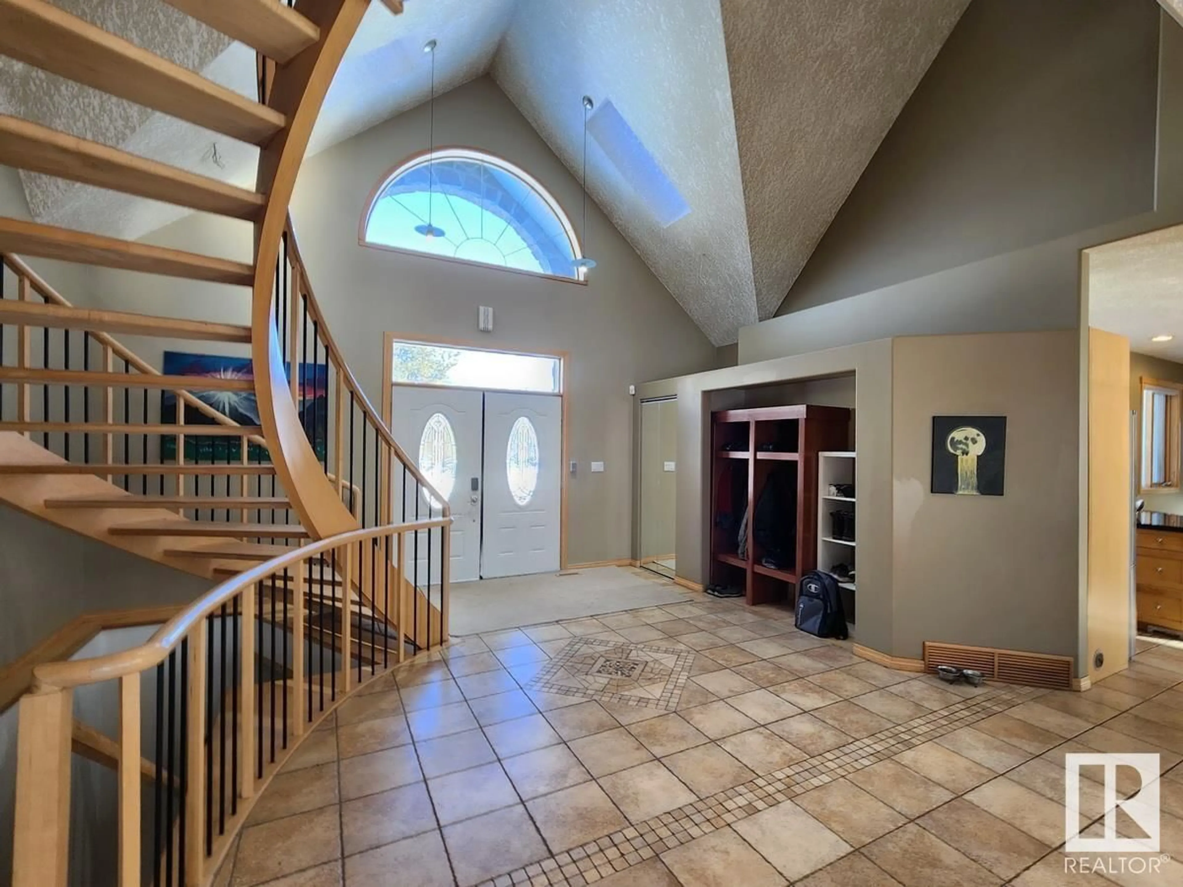 Indoor foyer for 52510 - 61 RGE ROAD 213, Rural Strathcona County Alberta T8E2G6