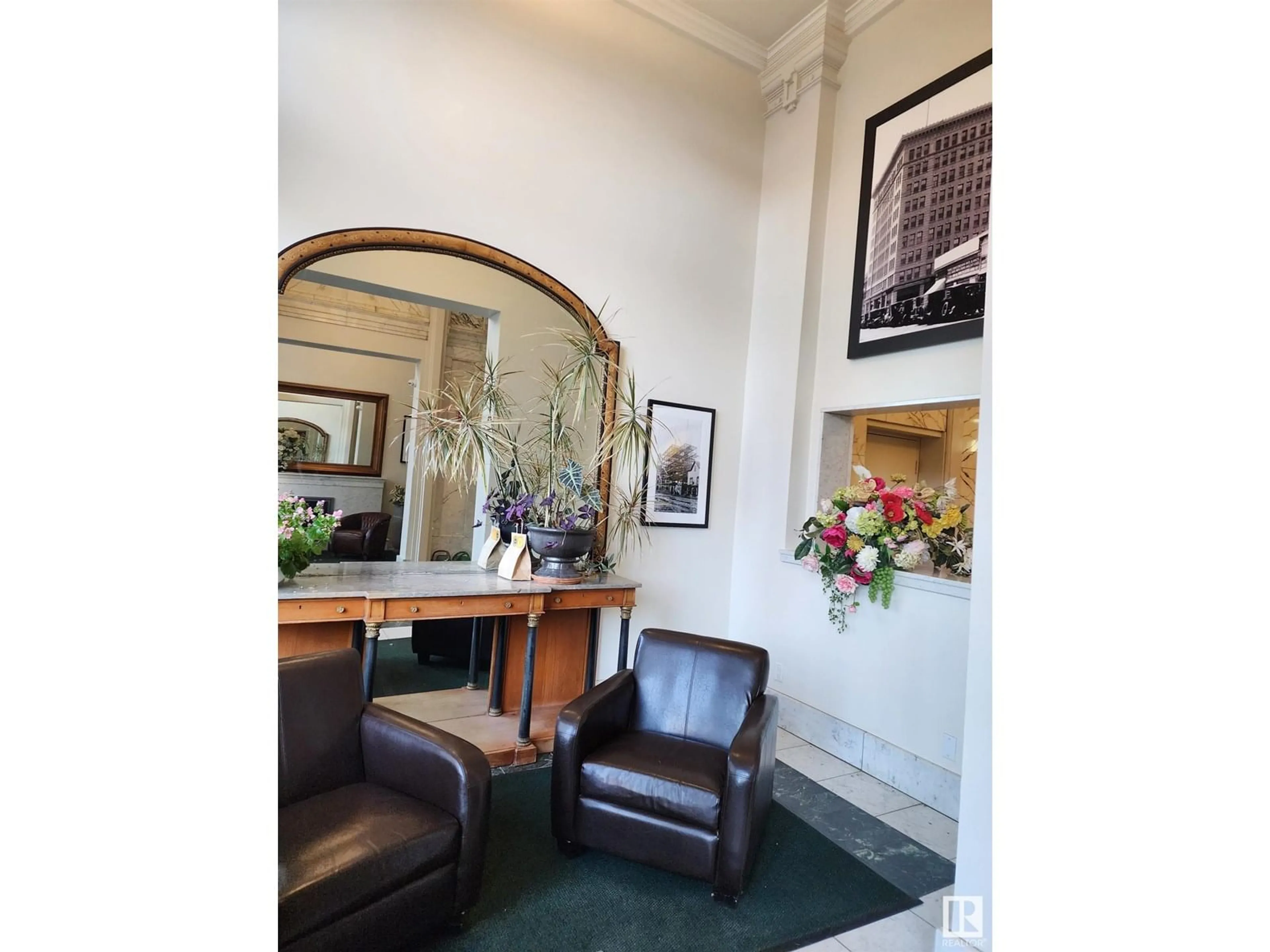 Indoor foyer for 307 - 10134 100 ST, Edmonton Alberta T5J0N8