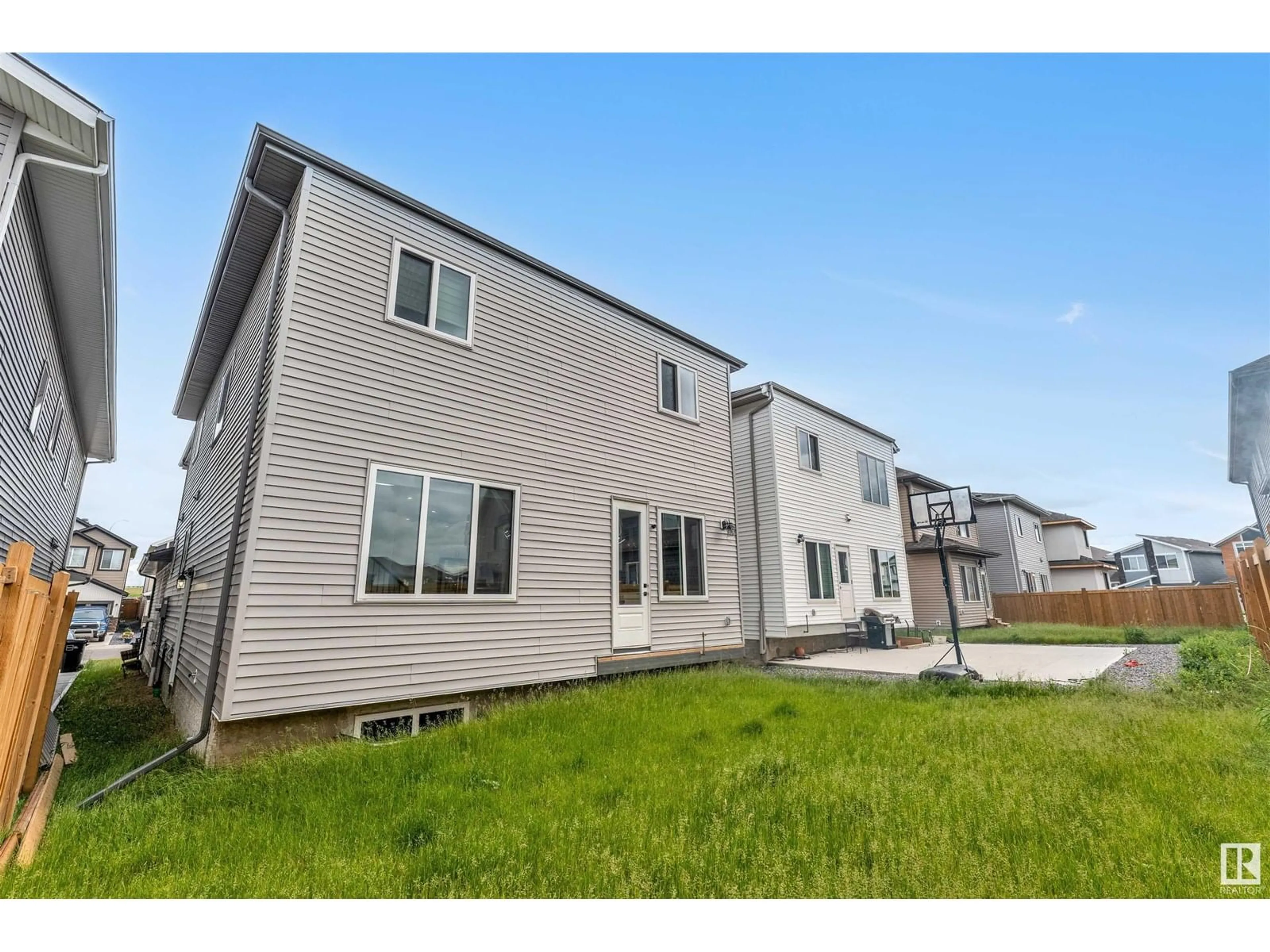 Home with vinyl exterior material, building for 1356 20 ST, Edmonton Alberta T6T2R7