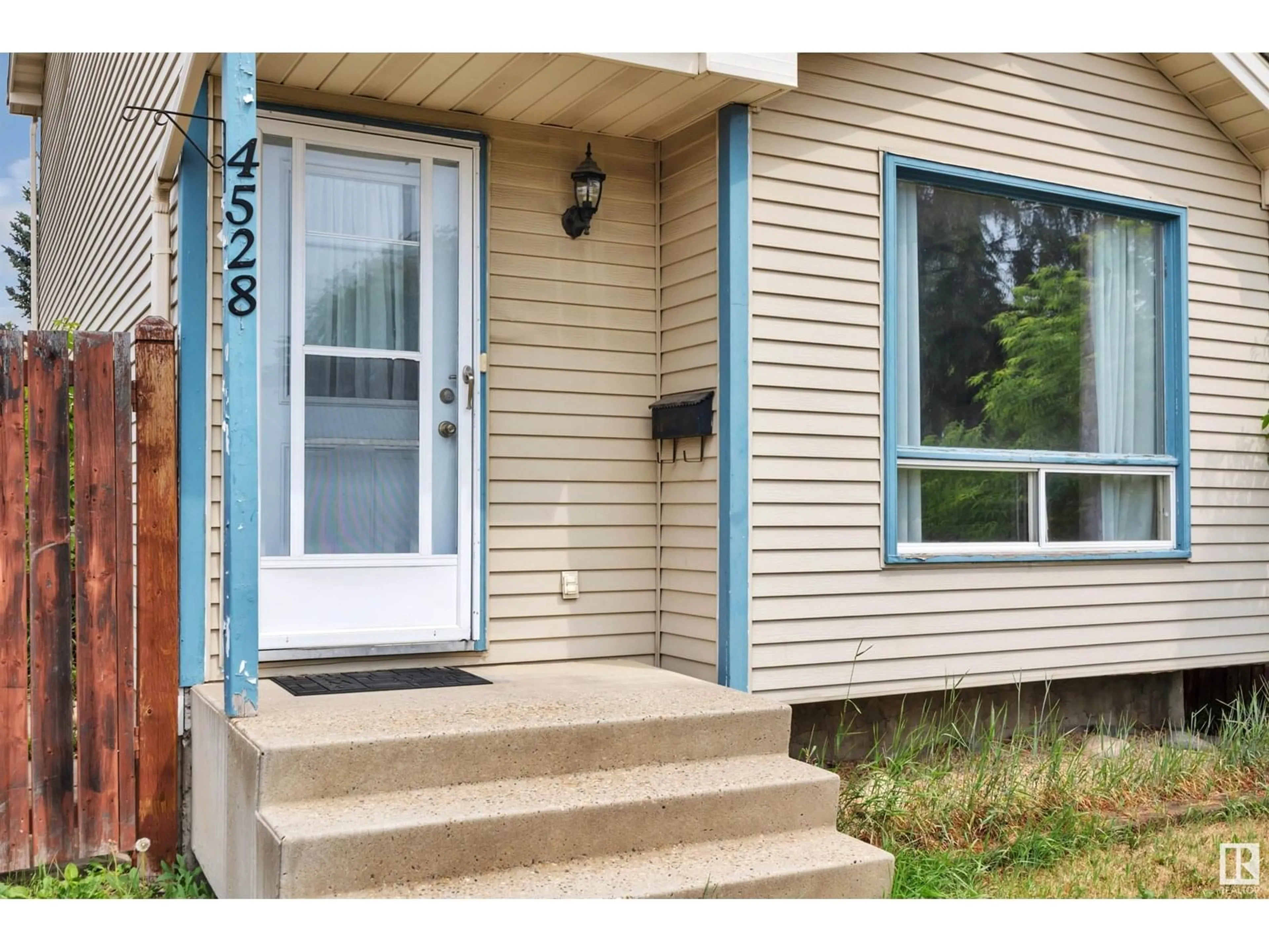 Home with vinyl exterior material, street for 4528 33A AVE NW, Edmonton Alberta T6L4X3