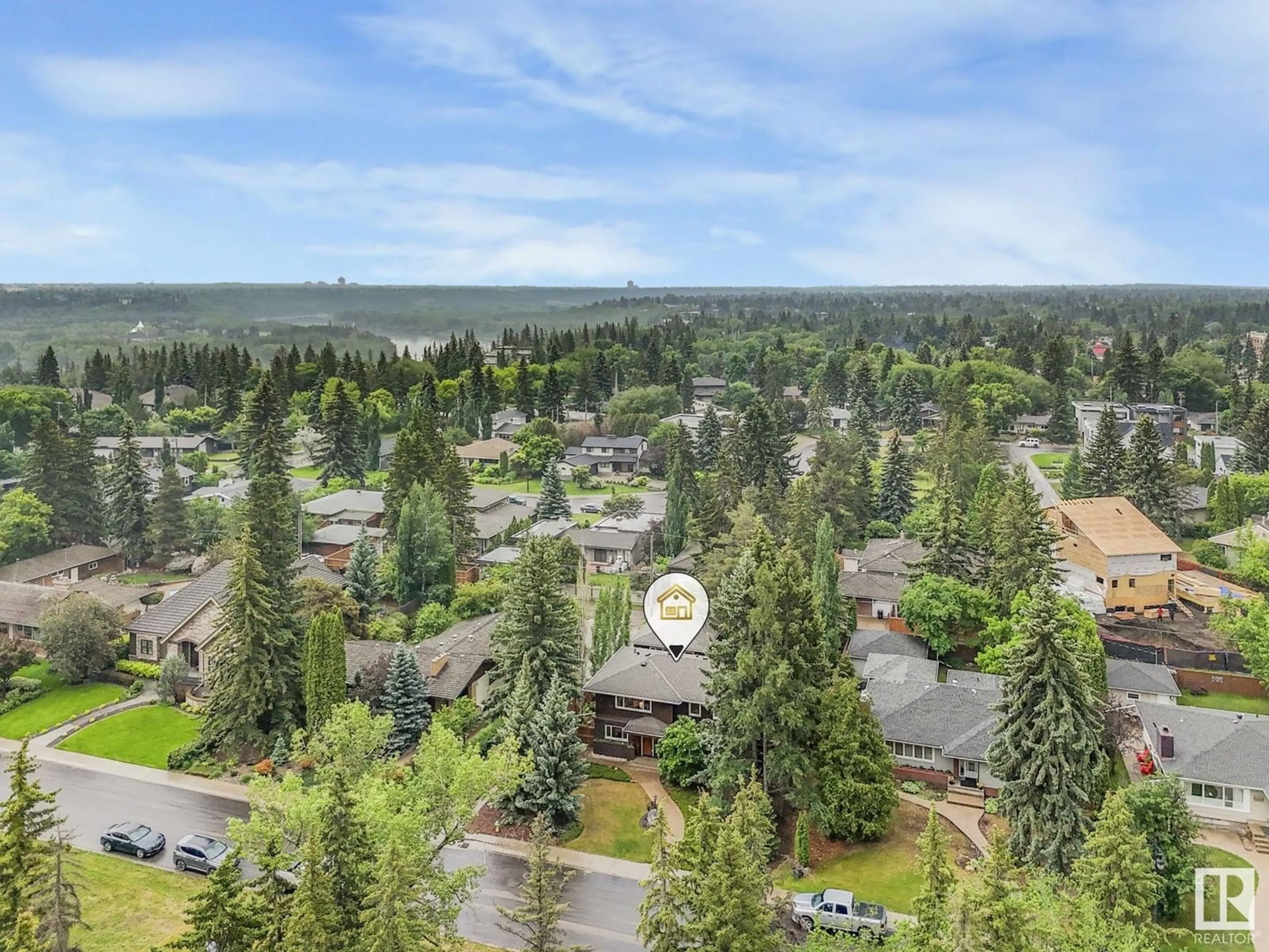 A pic from outside/outdoor area/front of a property/back of a property/a pic from drone, unknown for NW - 13833 SUMMIT DR, Edmonton Alberta T5N3S8