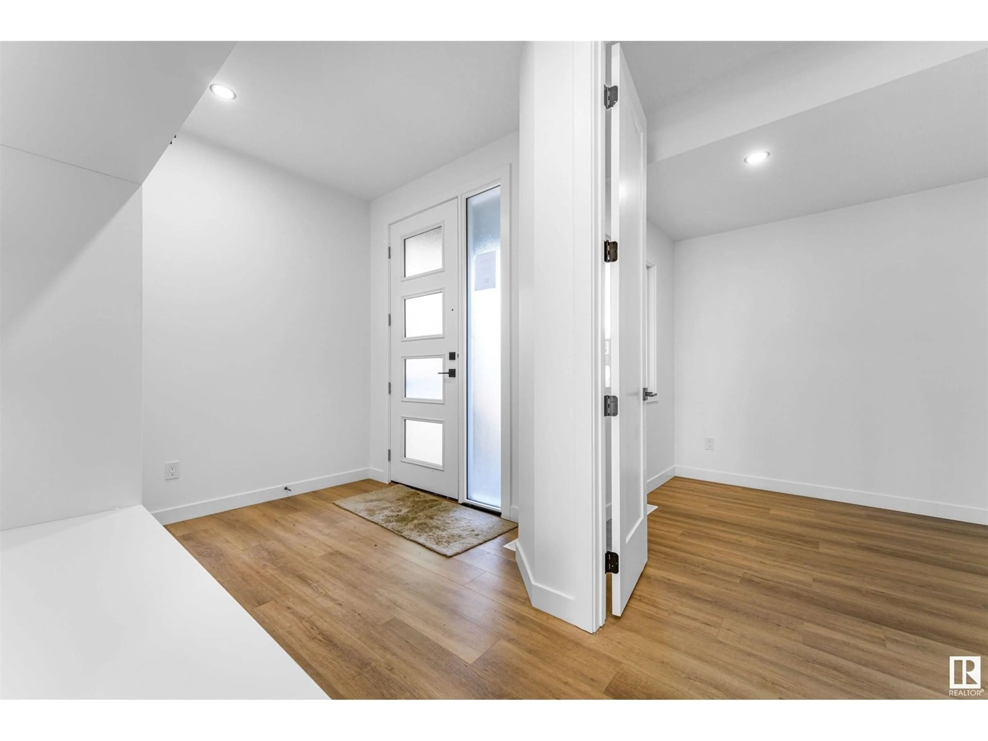 Indoor entryway for 3355 CHICKADEE DRIVE, Edmonton Alberta T5S0K9