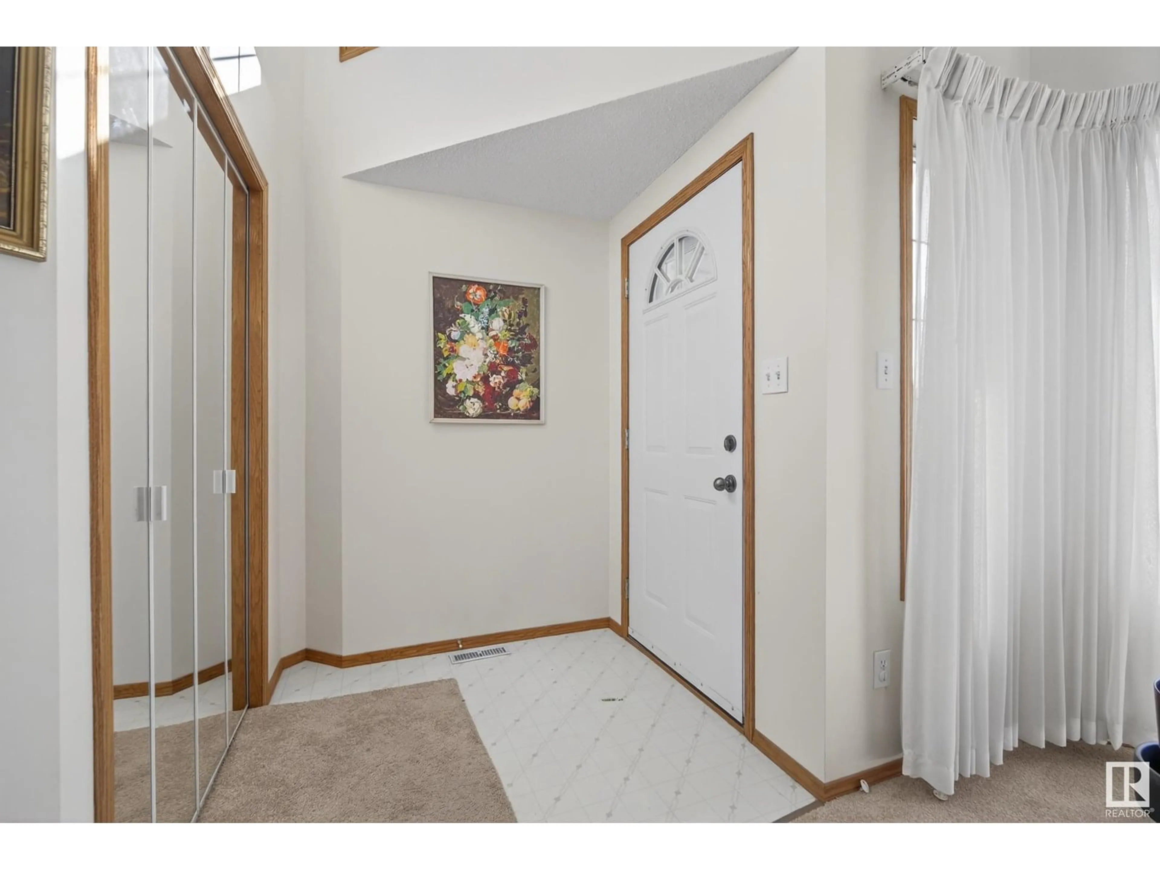 Indoor entryway for NW - 13825 55A ST, Edmonton Alberta T5A4Z5