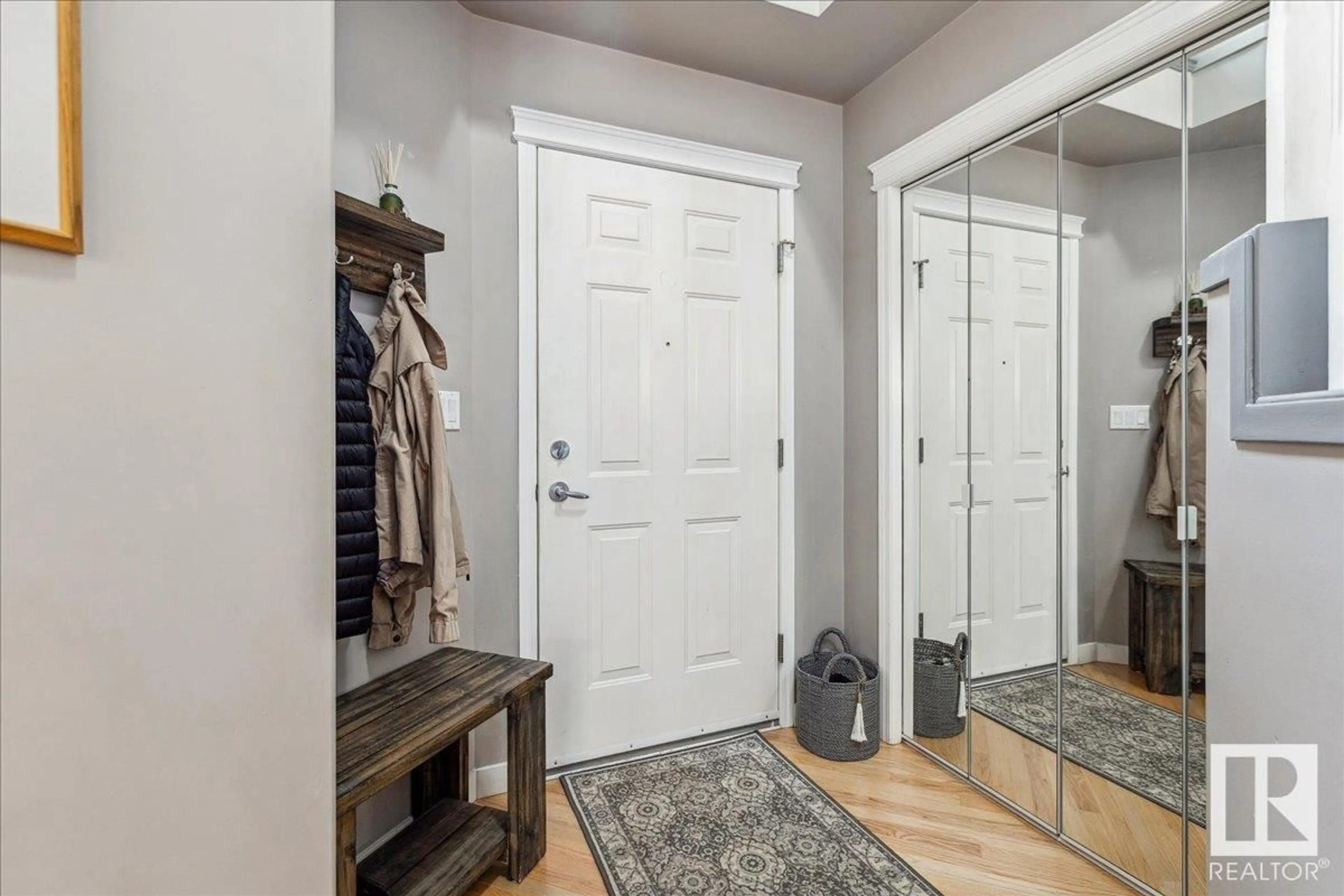Indoor entryway for 1207 117 ST, Edmonton Alberta T6J7E5