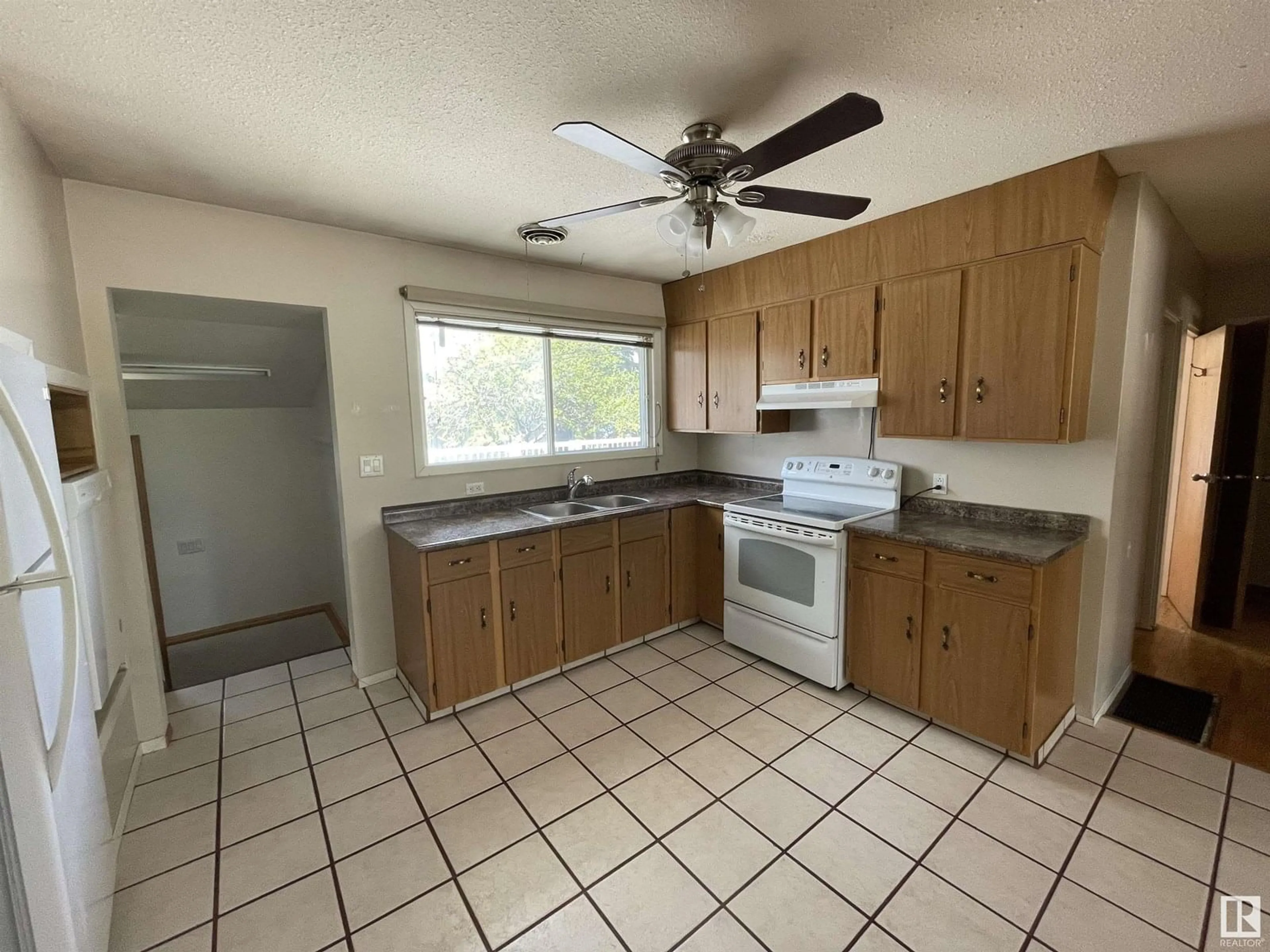 Standard kitchen, unknown for 4904 47 ST, Drayton Valley Alberta T7A1H8