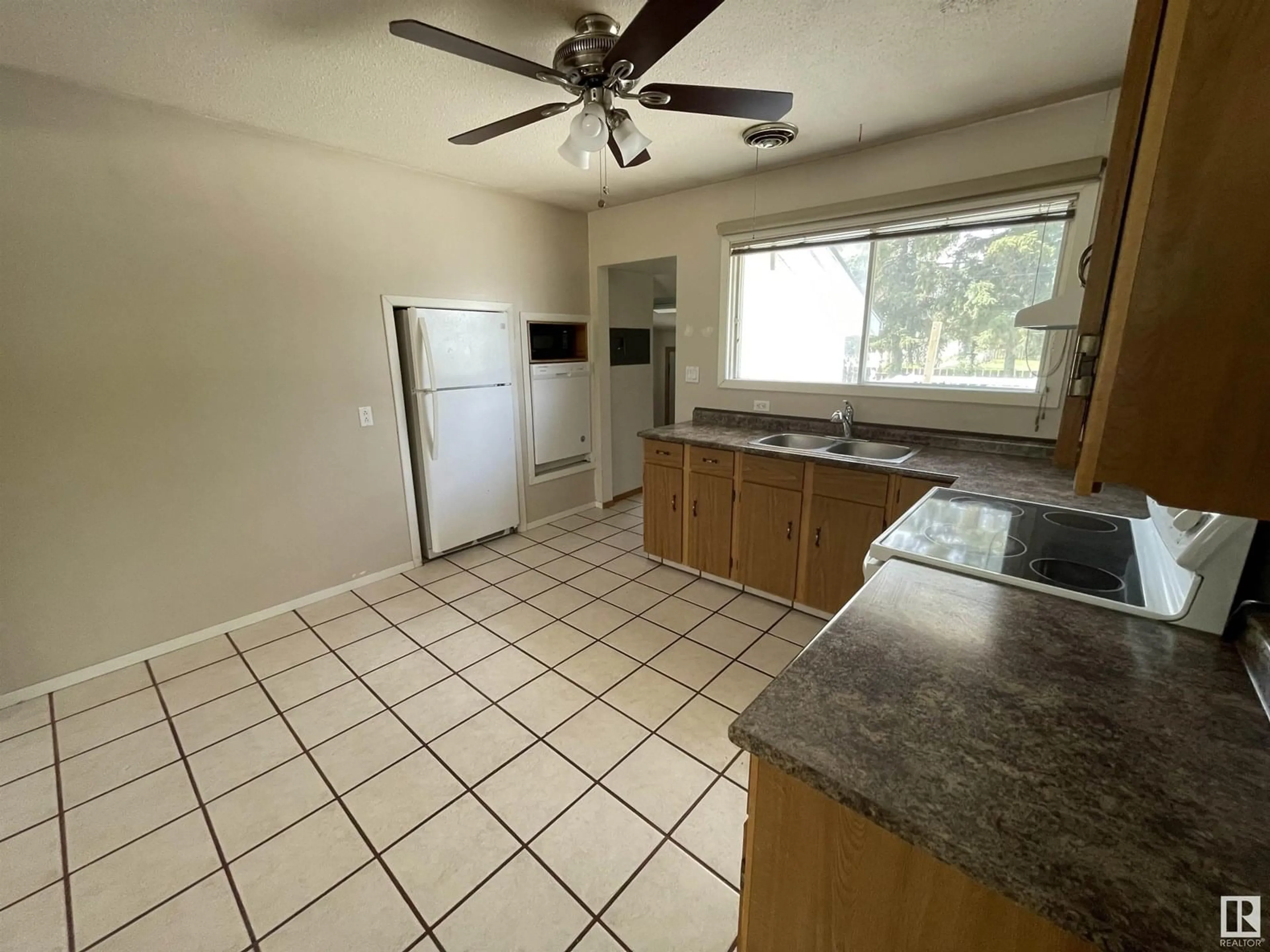 Standard kitchen, unknown for 4904 47 ST, Drayton Valley Alberta T7A1H8
