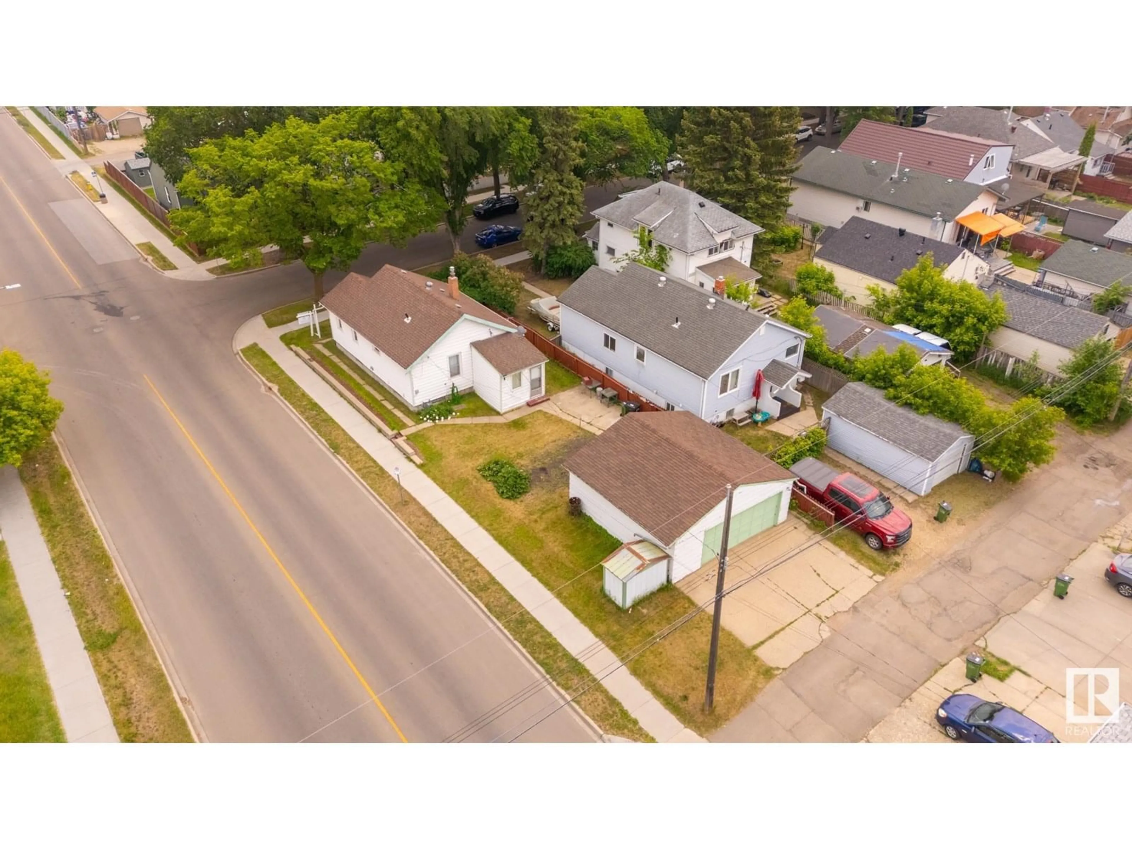 A pic from outside/outdoor area/front of a property/back of a property/a pic from drone, street for 12160 93 ST, Edmonton Alberta T5G1E8