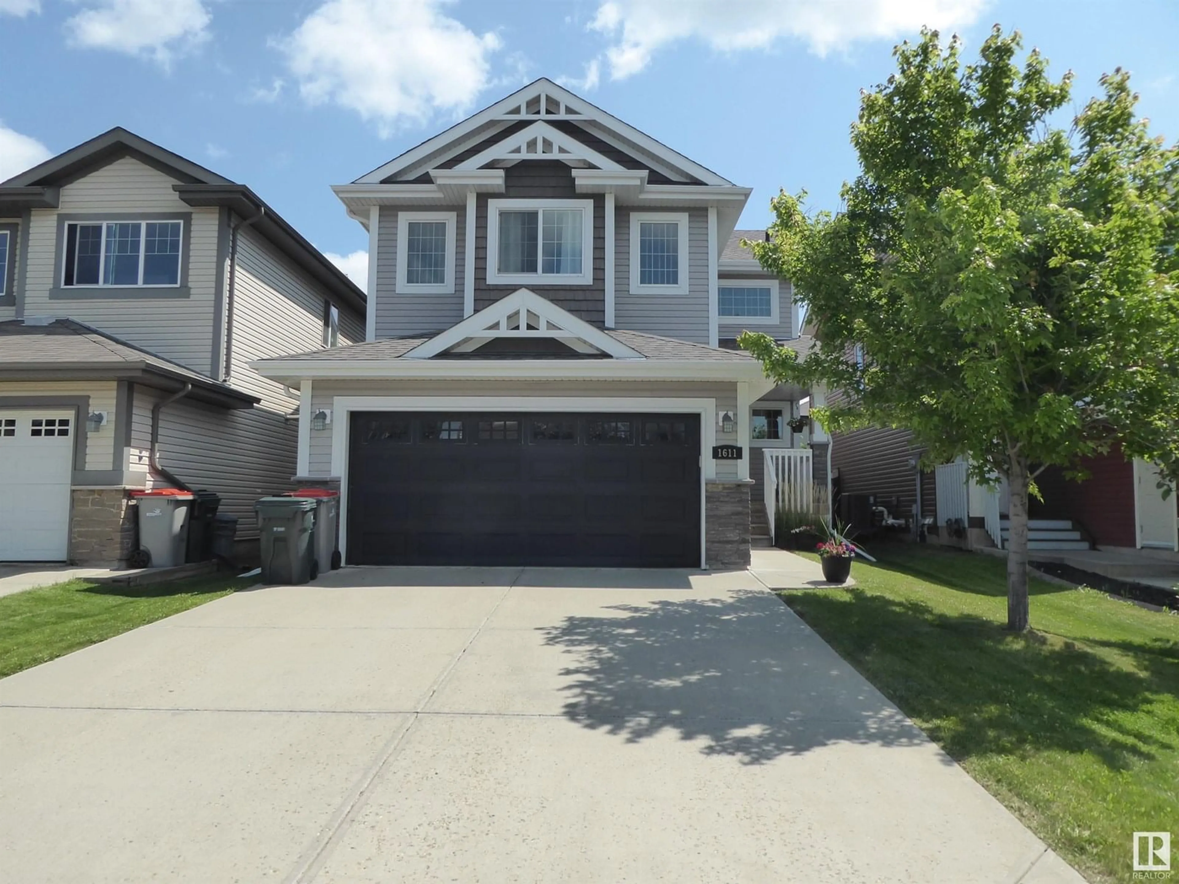 Home with vinyl exterior material, street for 1611 WESTERRA AV, Stony Plain Alberta T7Z0H2