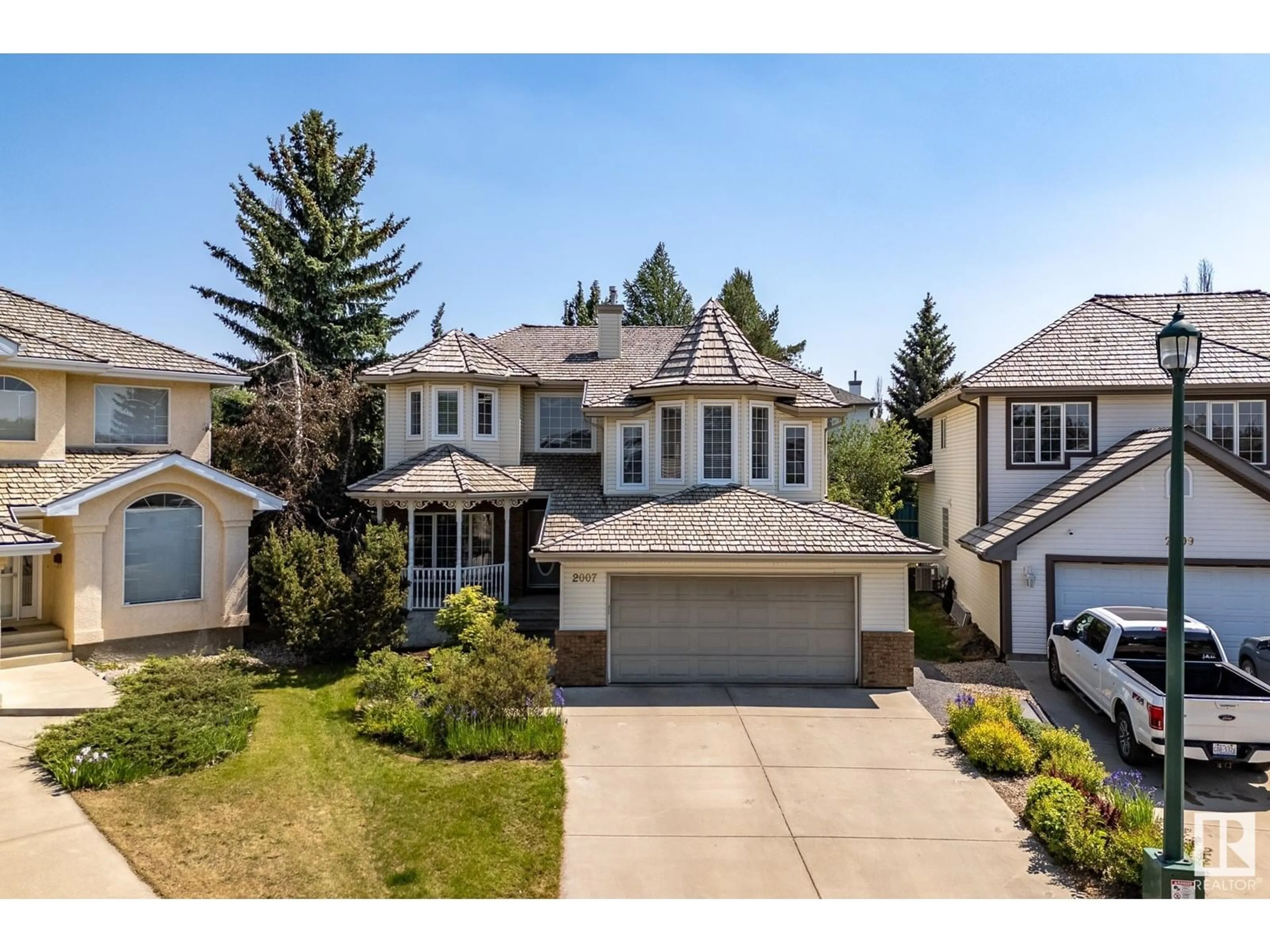 A pic from outside/outdoor area/front of a property/back of a property/a pic from drone, street for 2007 HADDOW DR, Edmonton Alberta T6R2P2