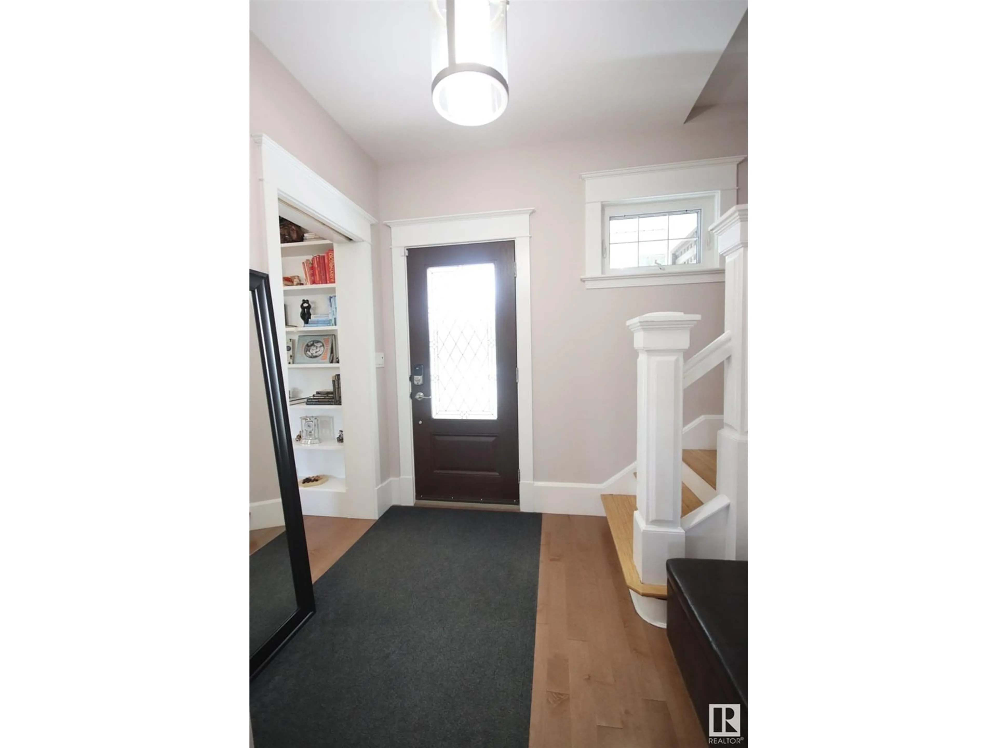 Indoor entryway for 10944 89 AV, Edmonton Alberta T6G0Z5