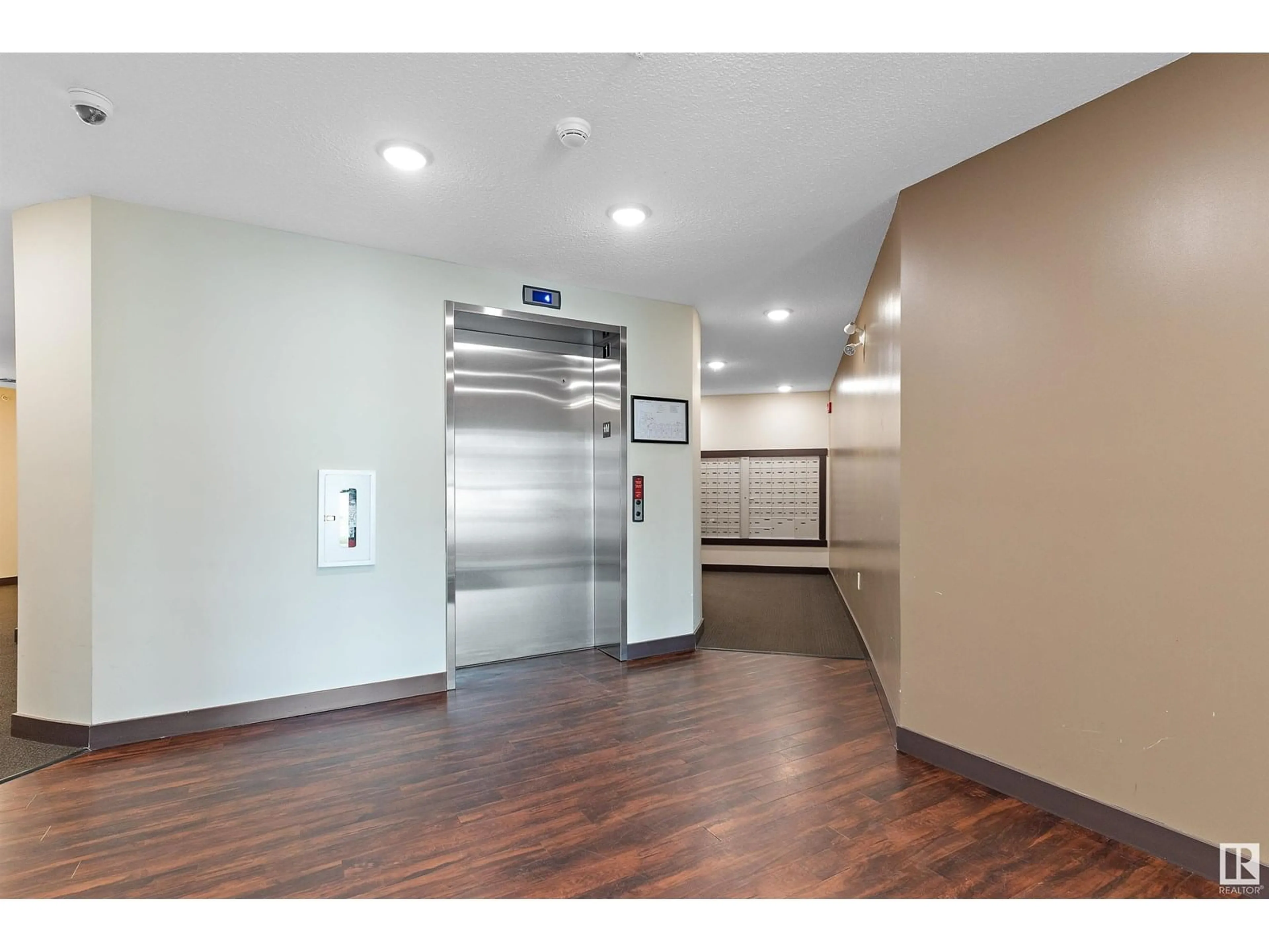 Indoor foyer for #305 - 3670 139 AV NW, Edmonton Alberta T5Y3N5