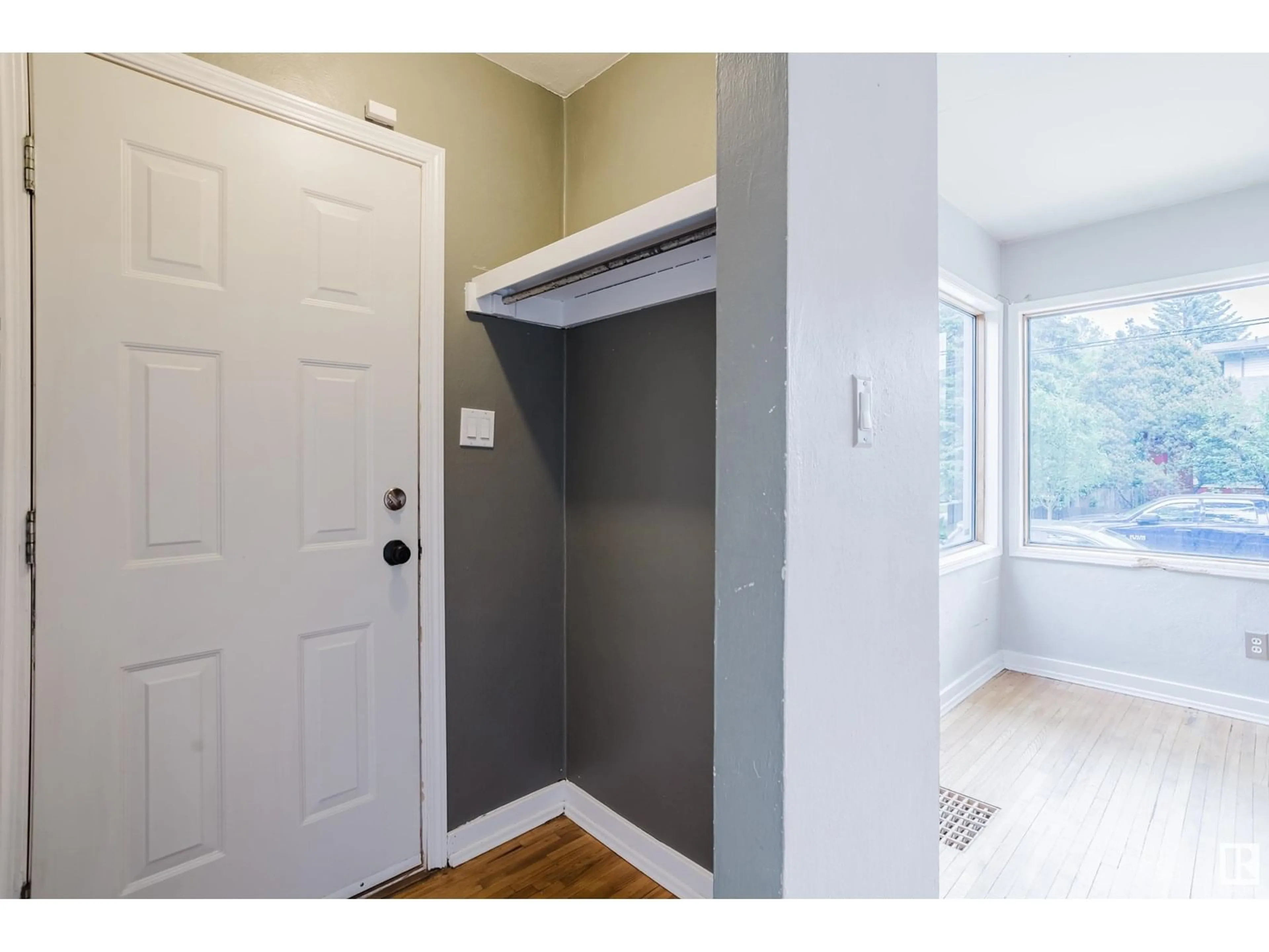 Indoor entryway for 10801 68 AV, Edmonton Alberta T6H2B7
