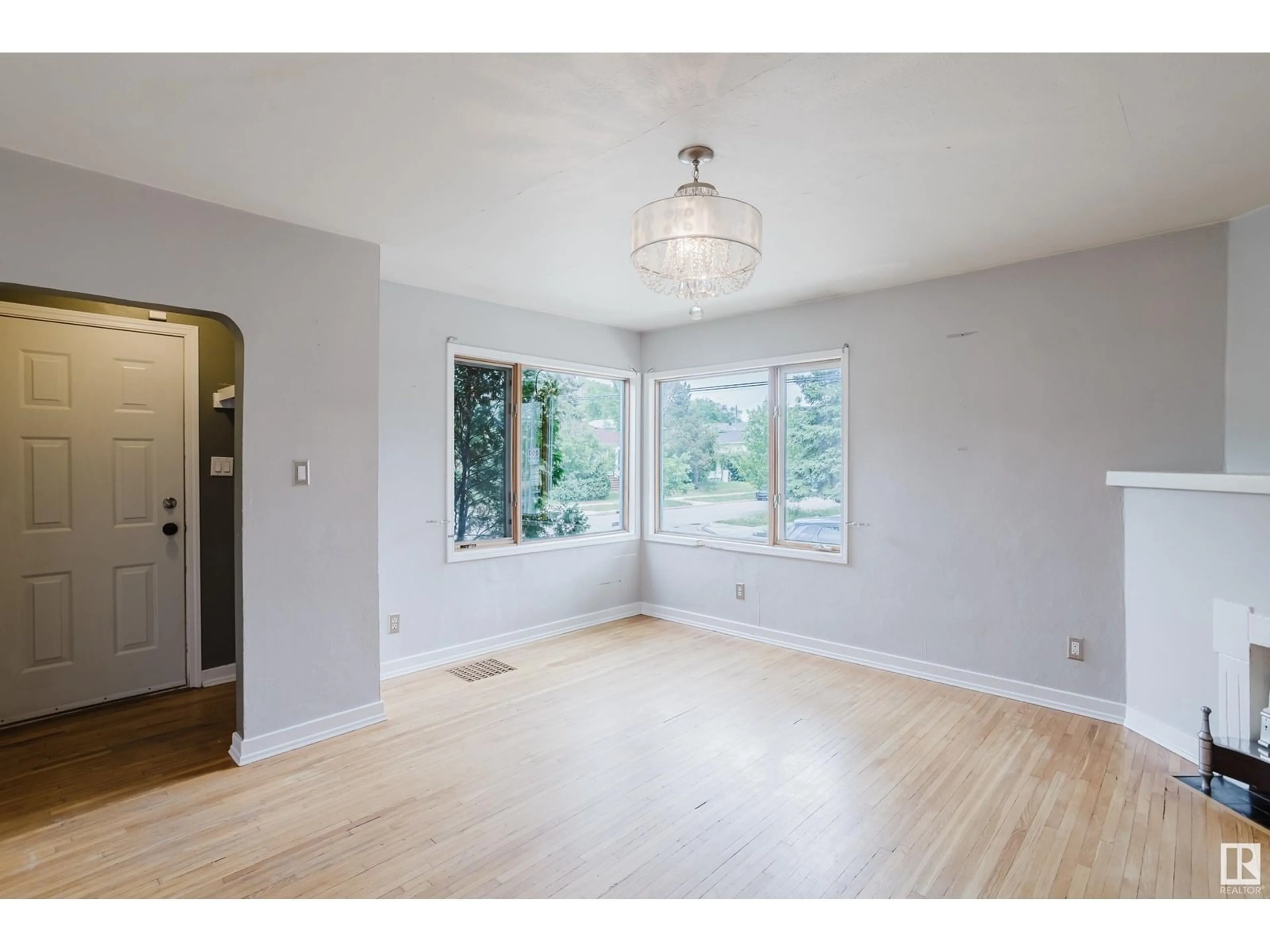 A pic of a room for 10801 68 AV, Edmonton Alberta T6H2B7
