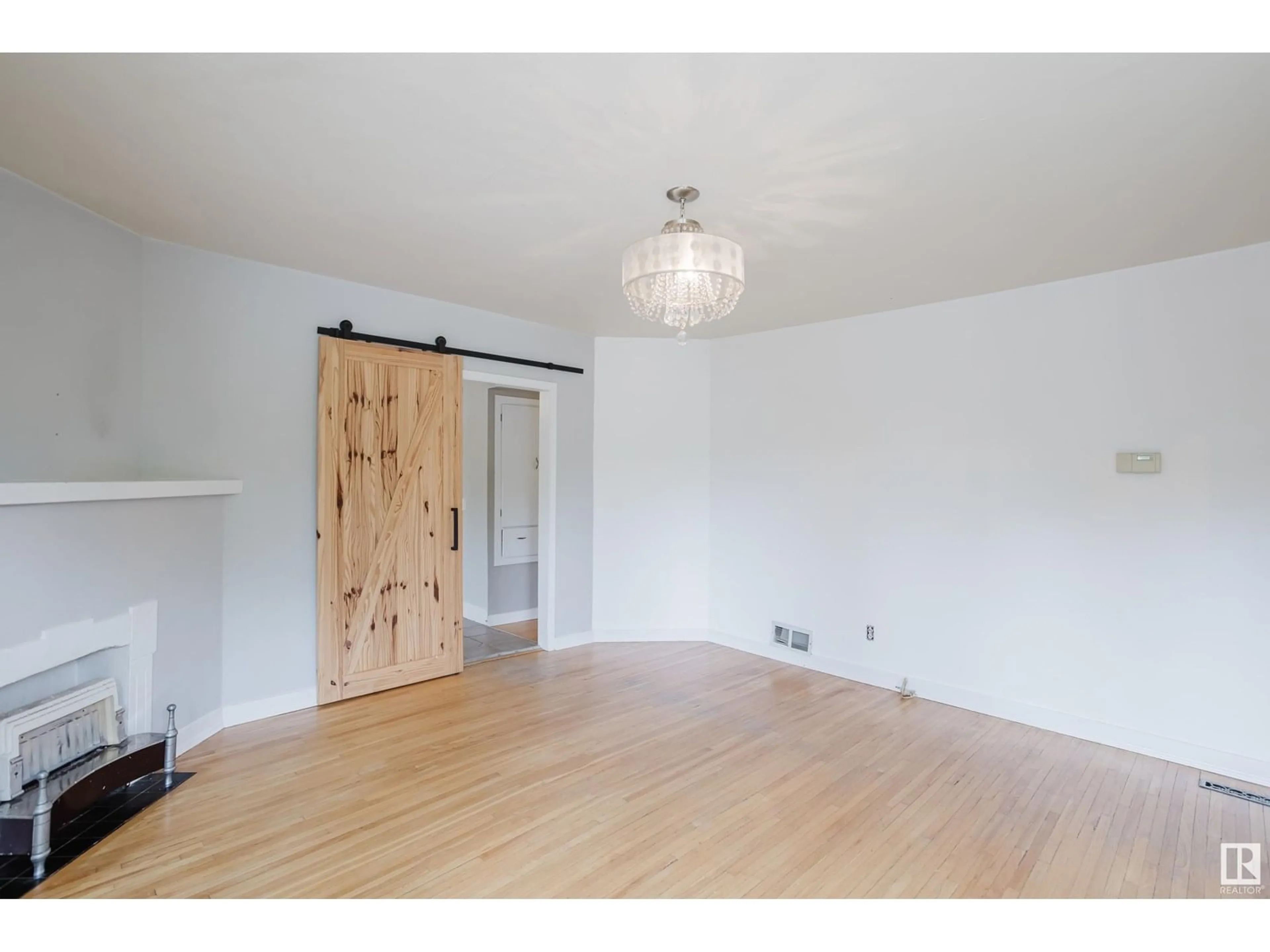 A pic of a room for 10801 68 AV, Edmonton Alberta T6H2B7