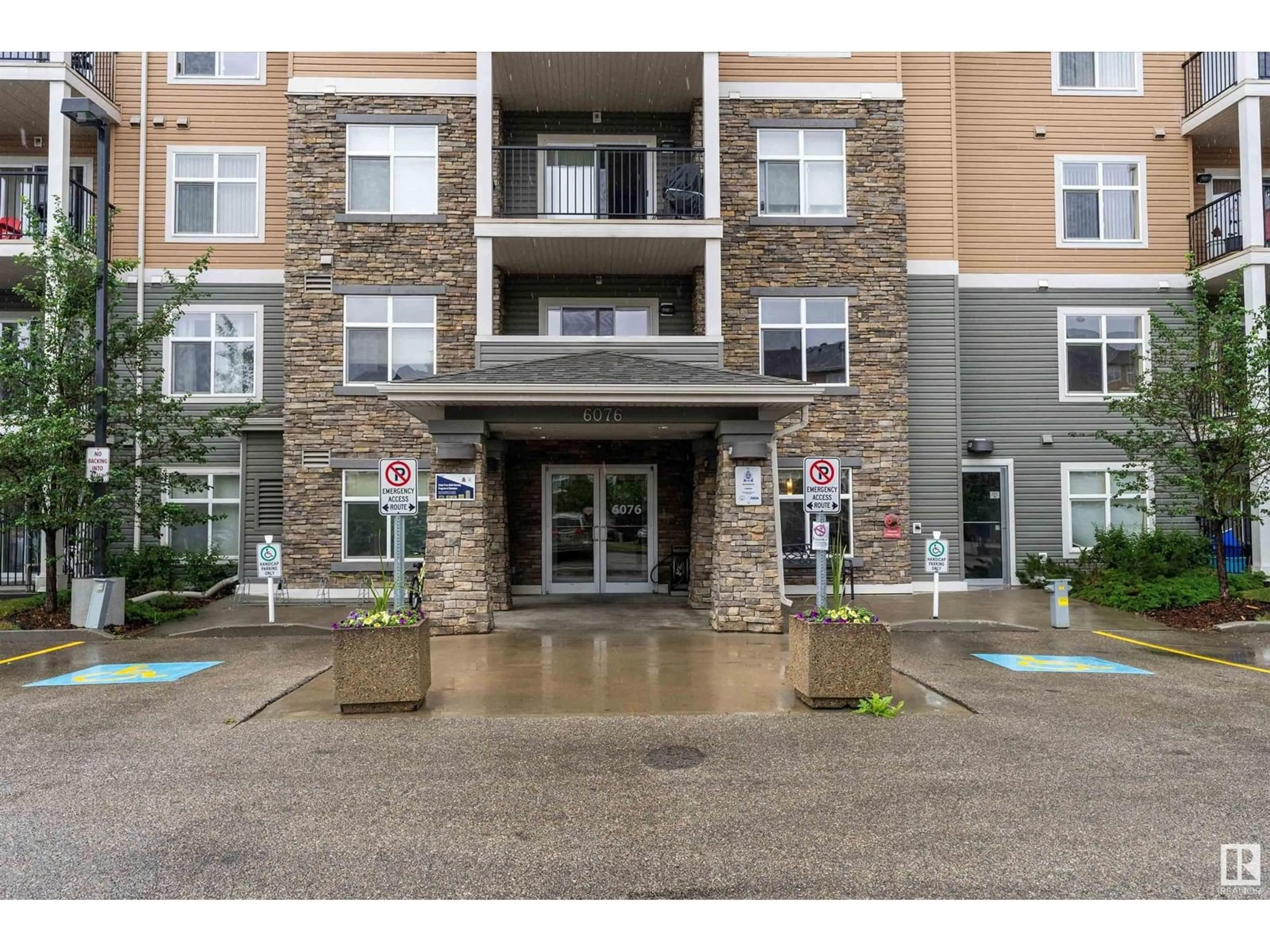 Indoor foyer for 6076 - 238 SCHONSEE WY, Edmonton Alberta T5Z0K8