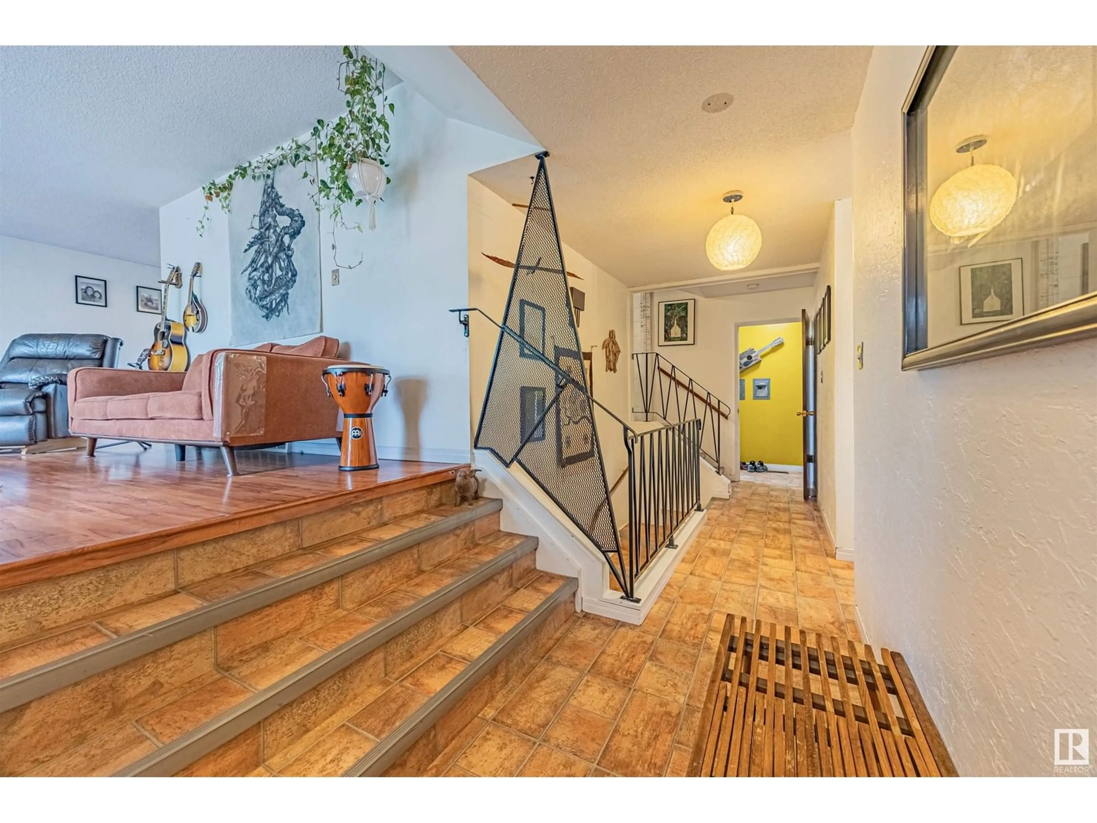 Indoor entryway for 6920 DELWOOD RD, Edmonton Alberta T5C3A5
