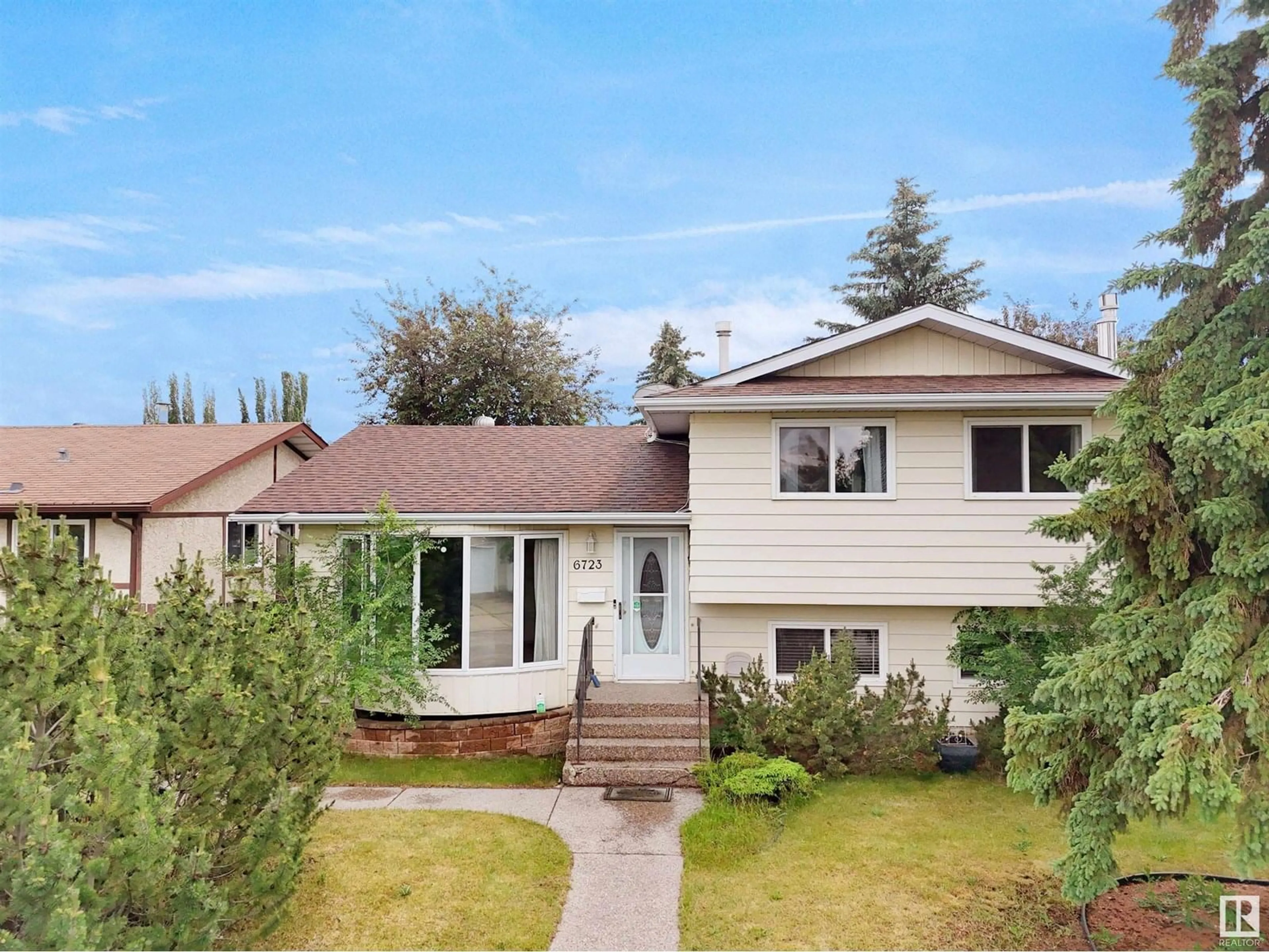 Home with vinyl exterior material, street for NW - 6723 40 AV, Edmonton Alberta T6K1R9