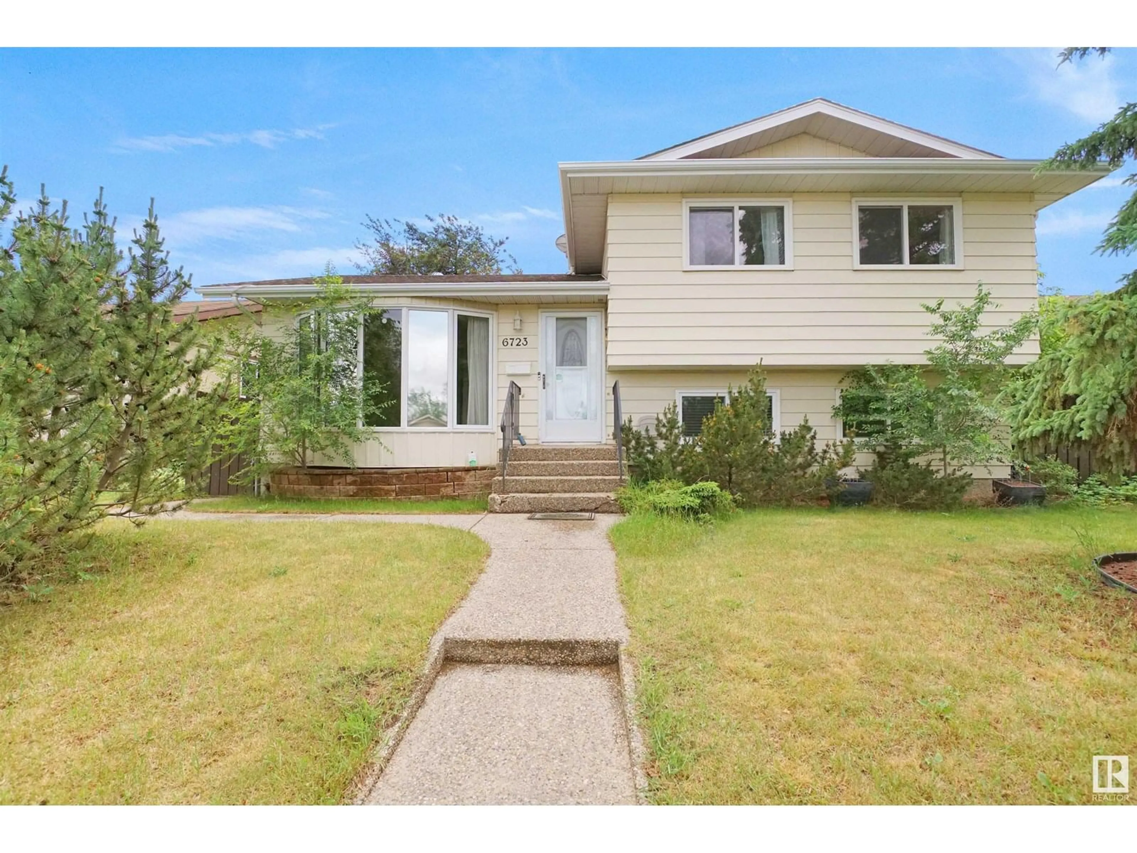 Home with vinyl exterior material, street for NW - 6723 40 AV, Edmonton Alberta T6K1R9