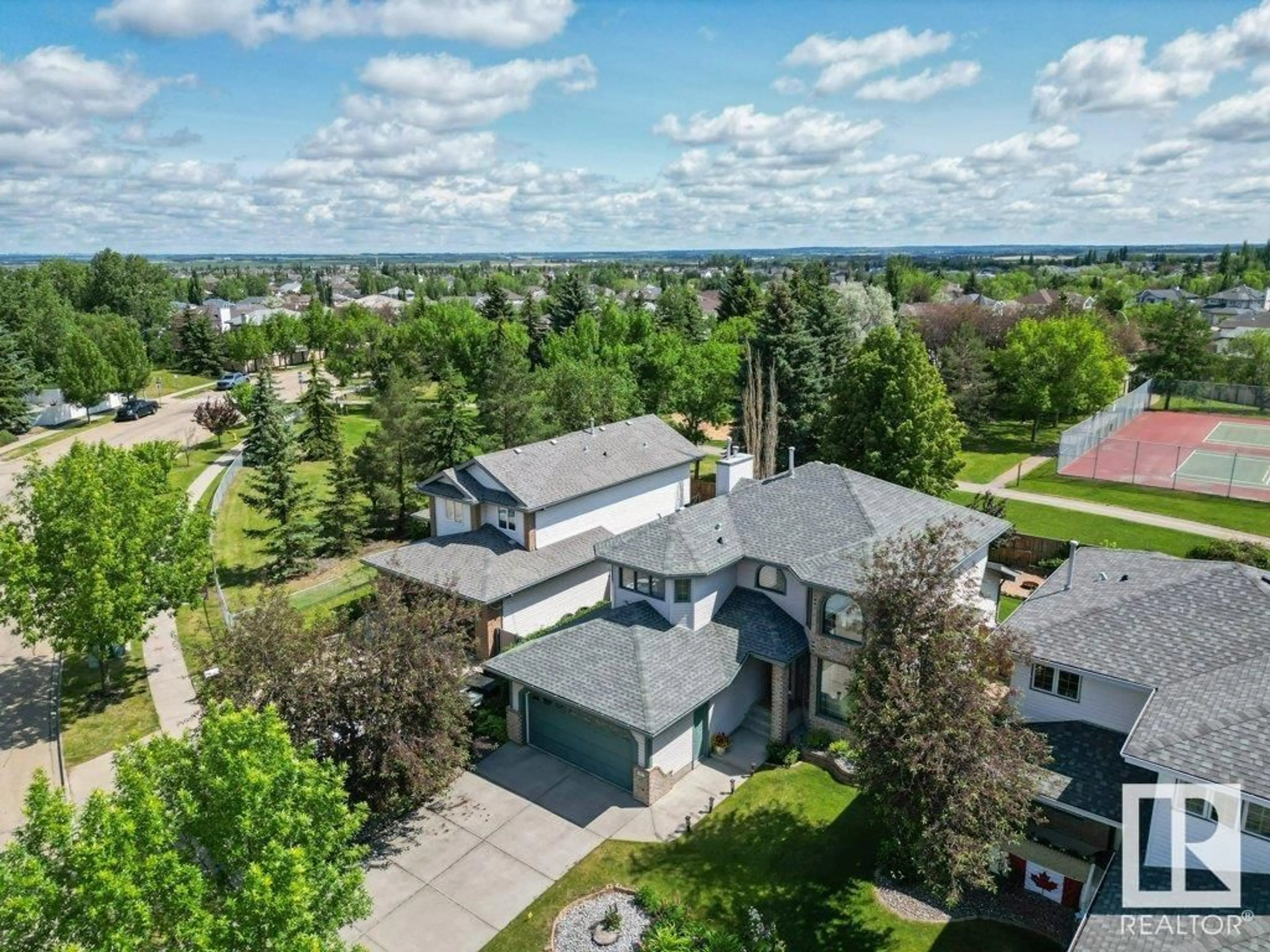 A pic from outside/outdoor area/front of a property/back of a property/a pic from drone, unknown for 687 MEADOWVIEW DR, Sherwood Park Alberta T8H1X9