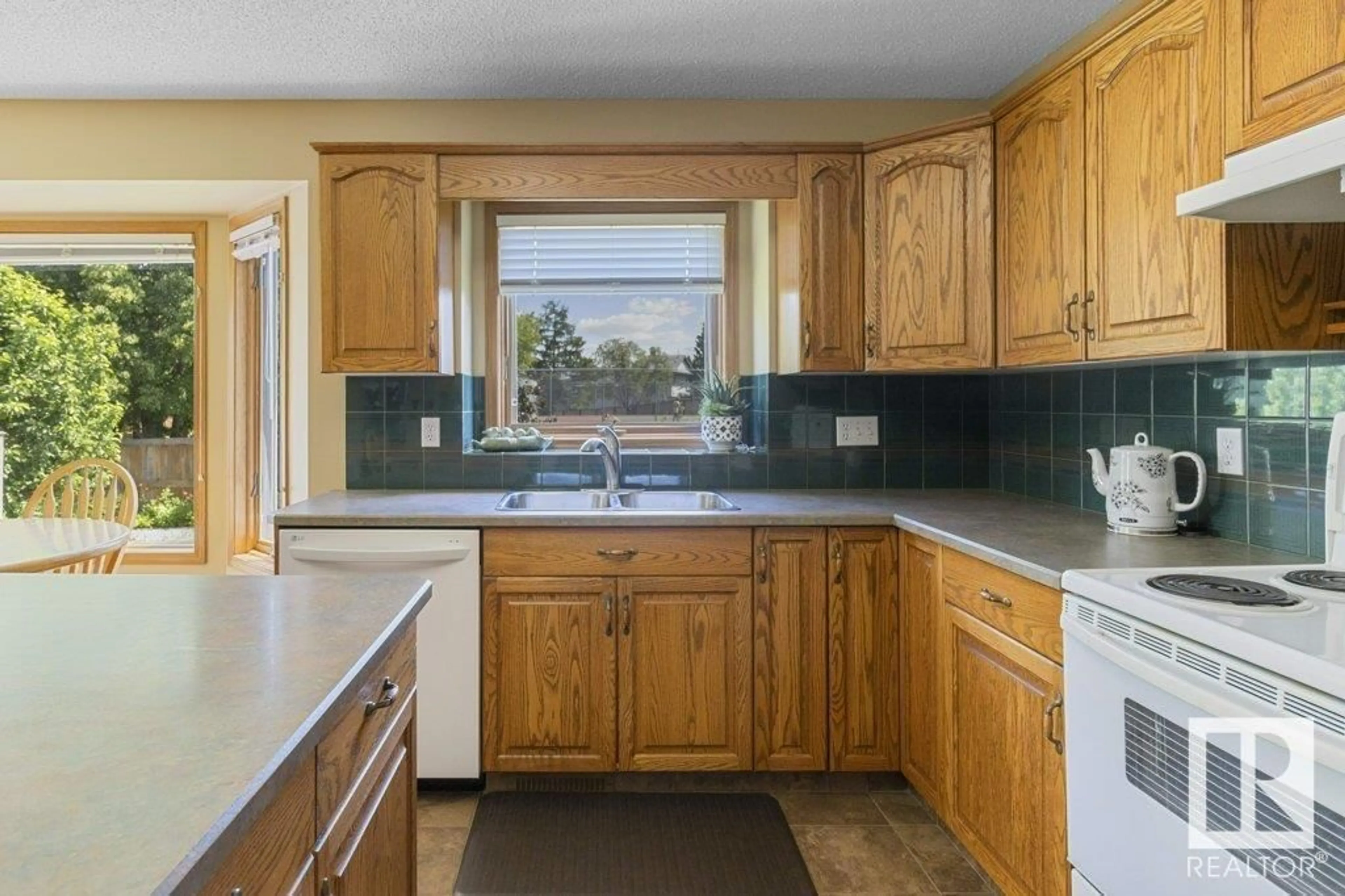 Standard kitchen, ceramic/tile floor for 687 MEADOWVIEW DR, Sherwood Park Alberta T8H1X9
