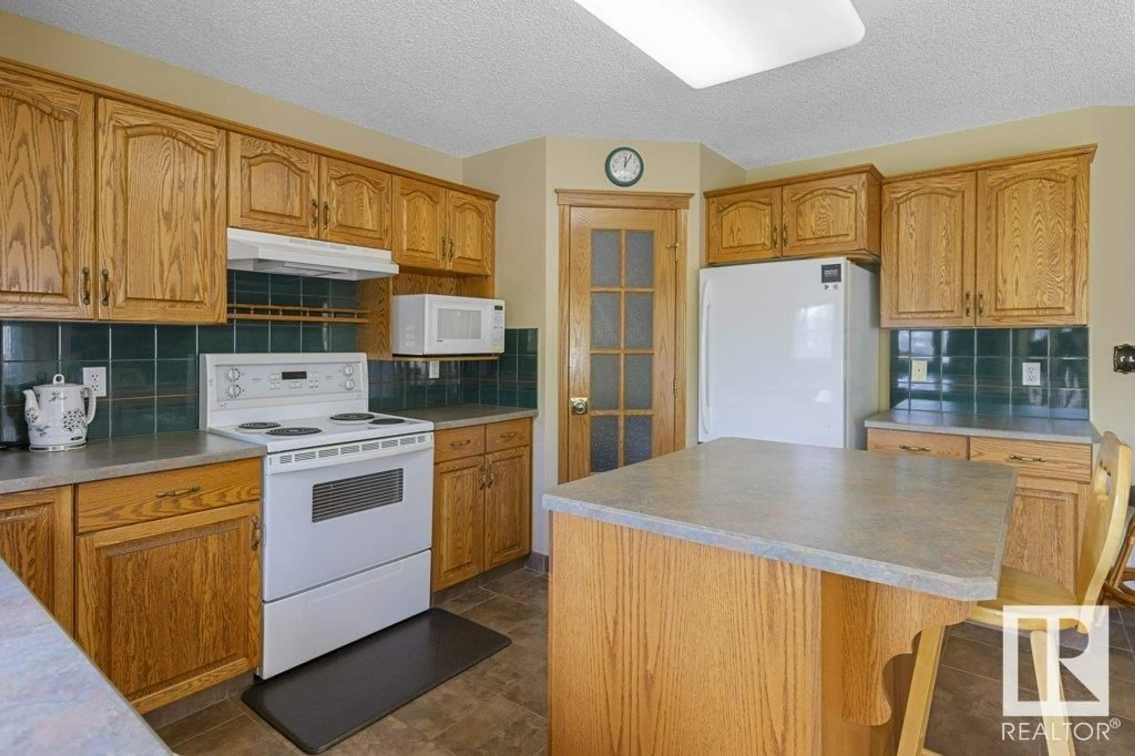 Standard kitchen, unknown for 687 MEADOWVIEW DR, Sherwood Park Alberta T8H1X9