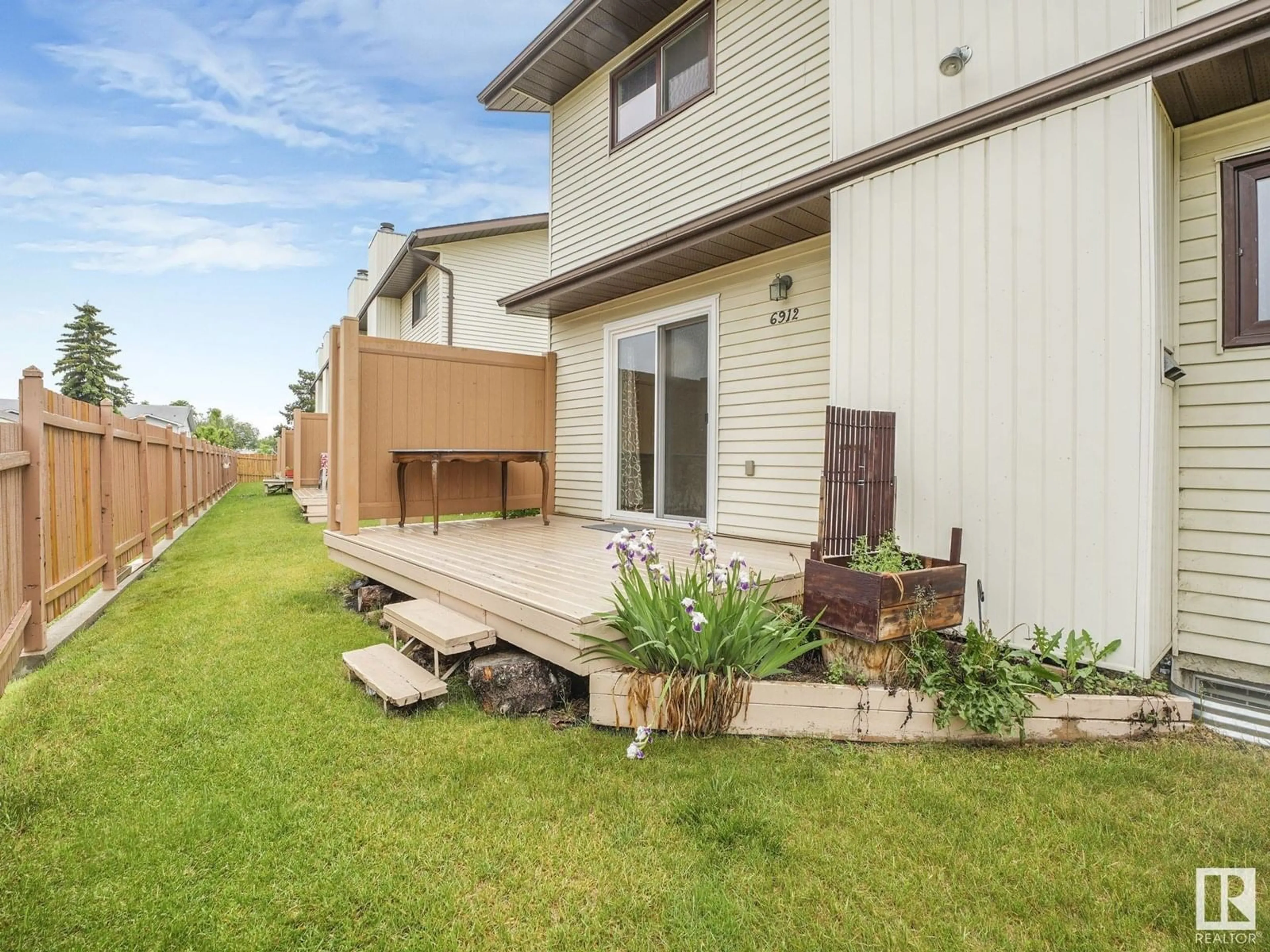 Patio, street for 6912 31 AV, Edmonton Alberta T6K3X6