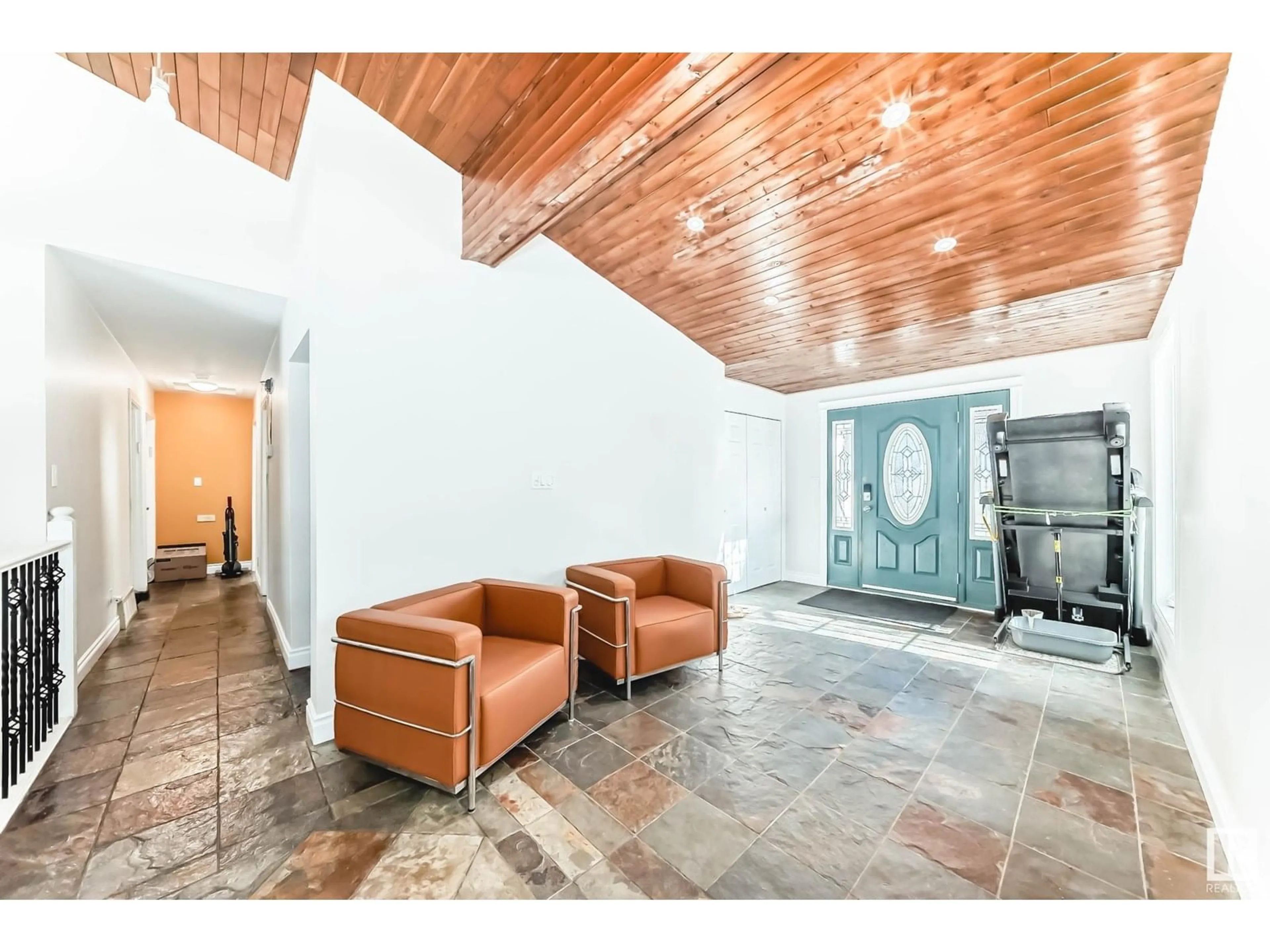 Indoor foyer for 101 WESTRIDGE RD, Edmonton Alberta T5T1B5