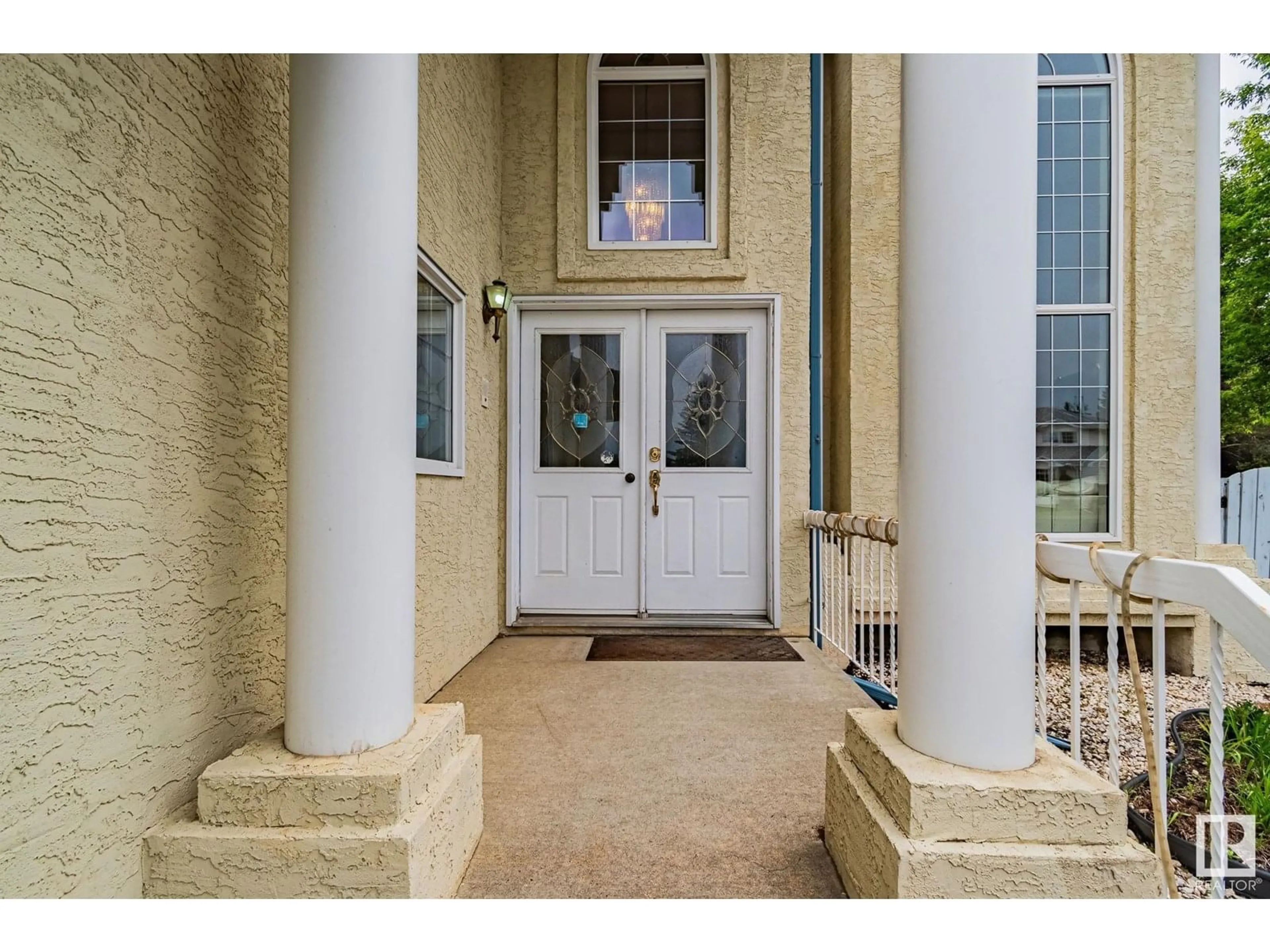 Indoor foyer for 11205 10 AV, Edmonton Alberta T5J6S8