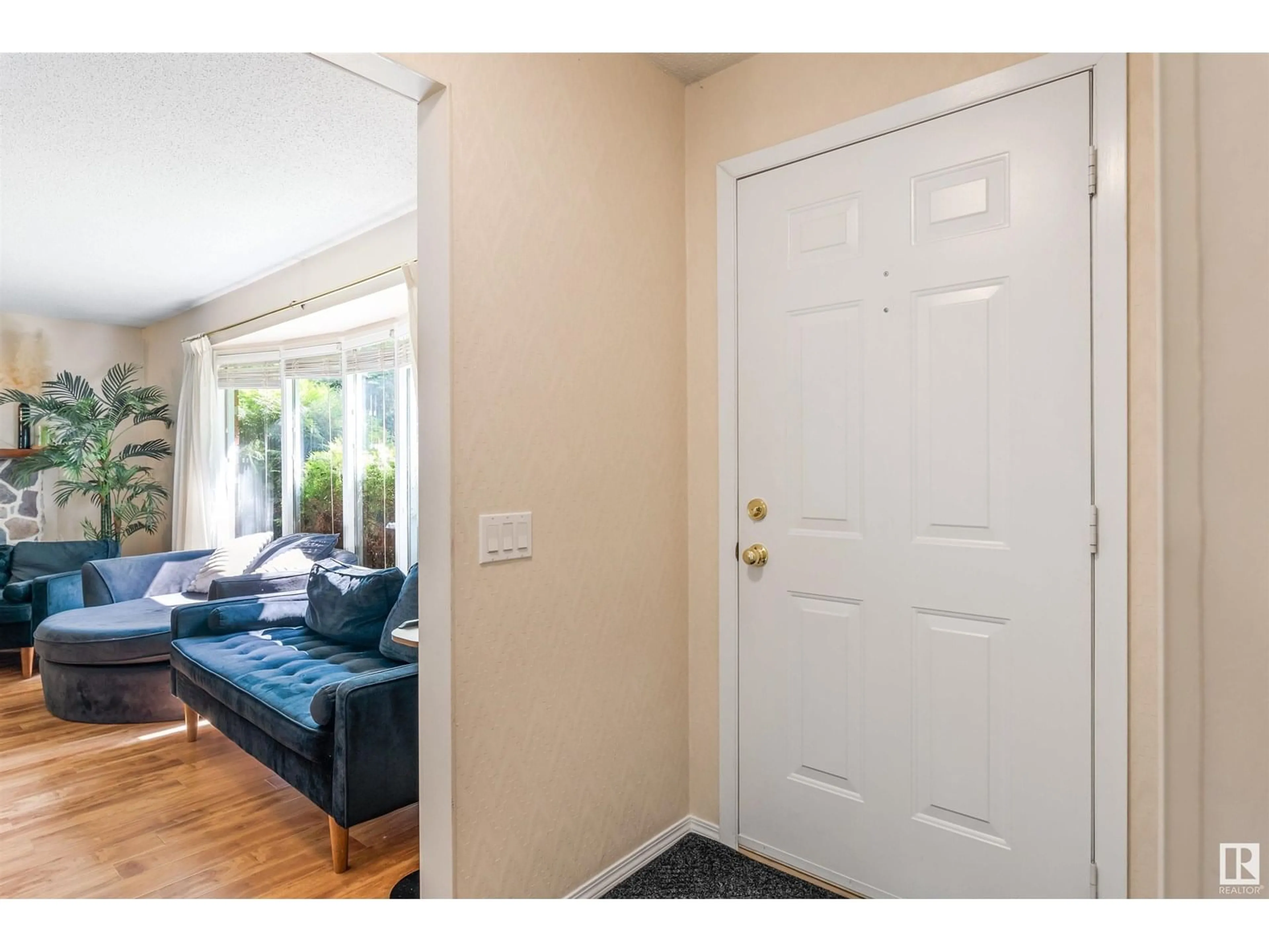 Indoor entryway for 98 FOREST DR, St. Albert Alberta T8N1Z2