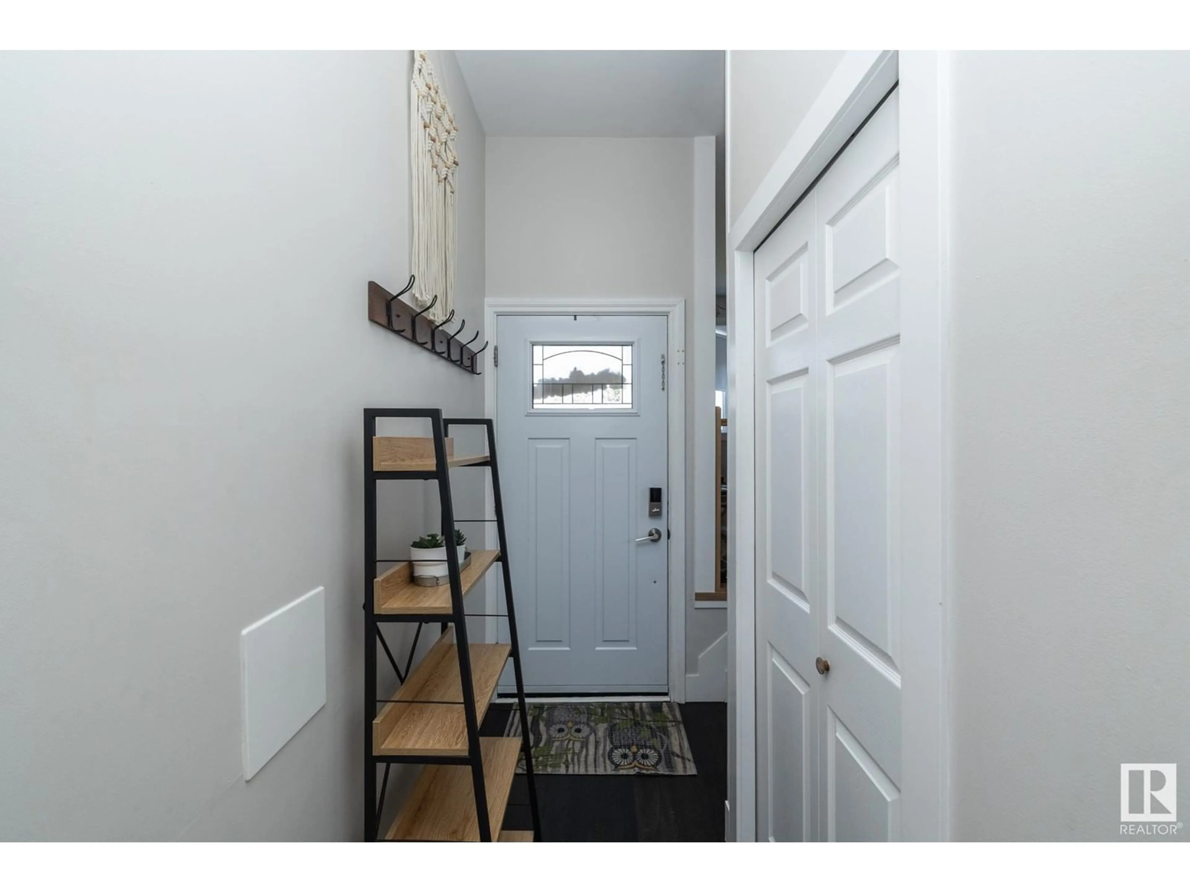 Indoor entryway for 3511 33 AV, Edmonton Alberta T6L4N6