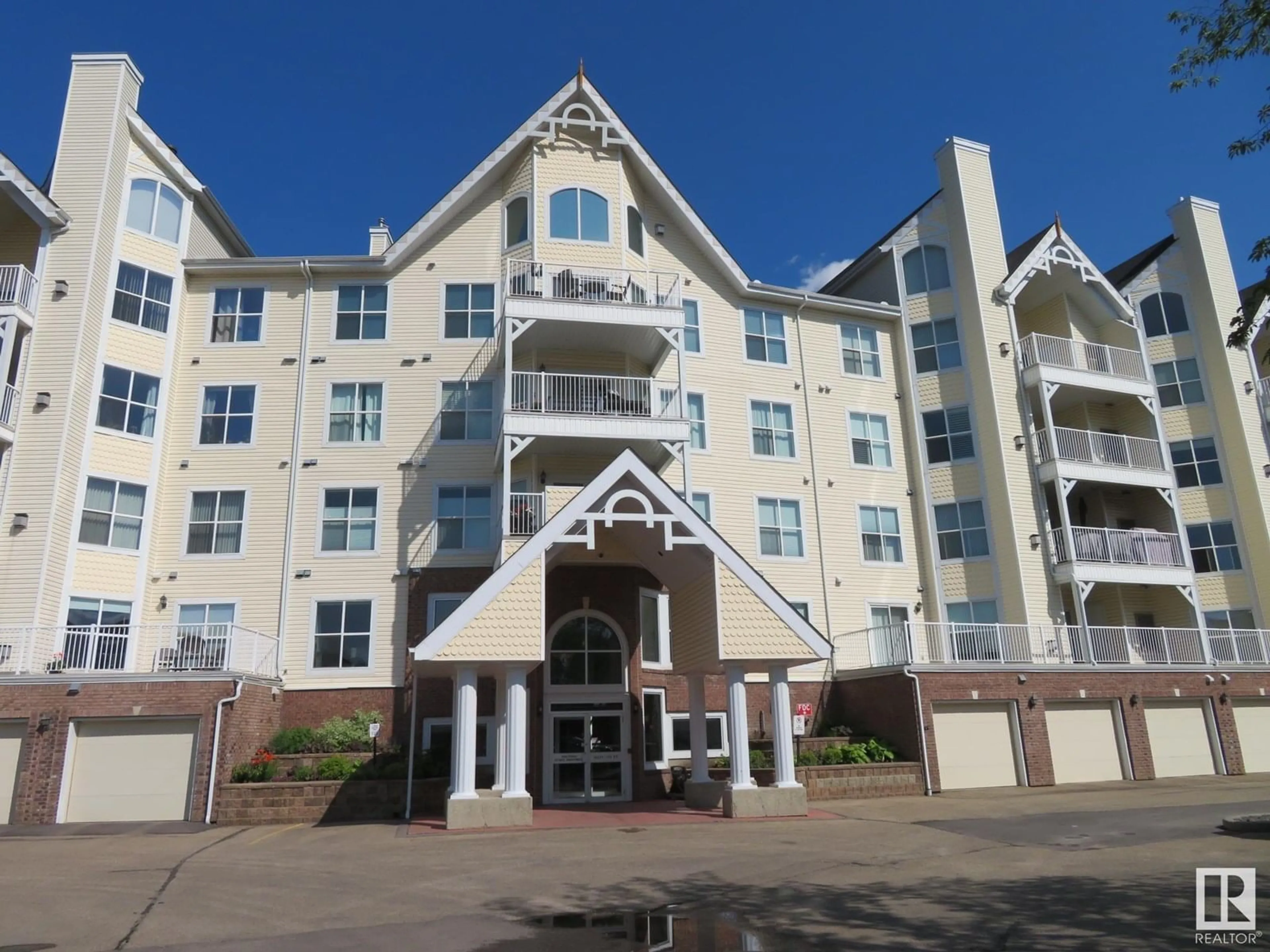 Indoor foyer for #405 - 10221 111 ST, Edmonton Alberta T5K2W5
