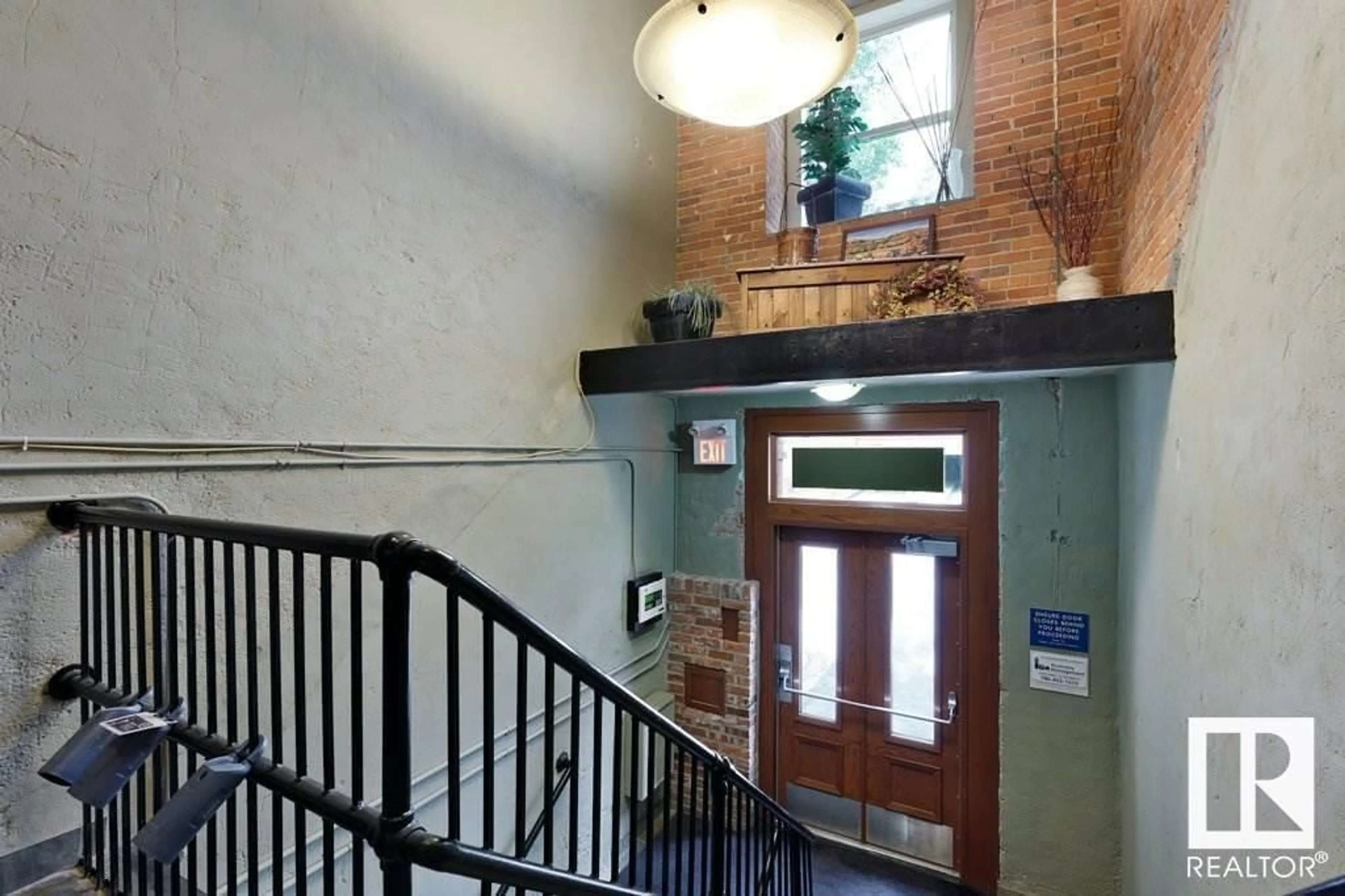 Indoor foyer for 10249 104 ST, Edmonton Alberta T5J1B1