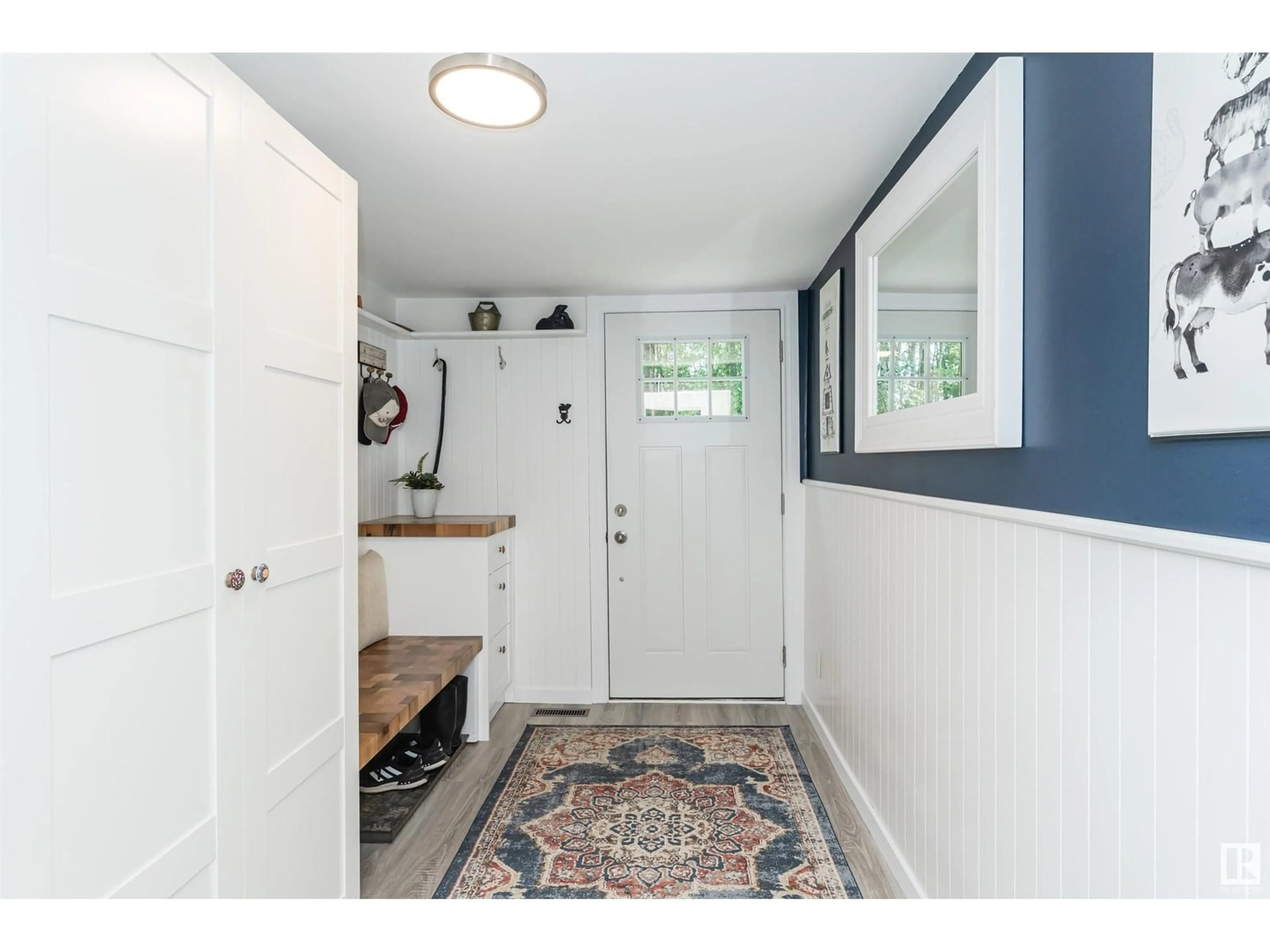 Indoor entryway for 400 - 1414 HWY 37, Rural Lac Ste. Anne County Alberta T0E1V0