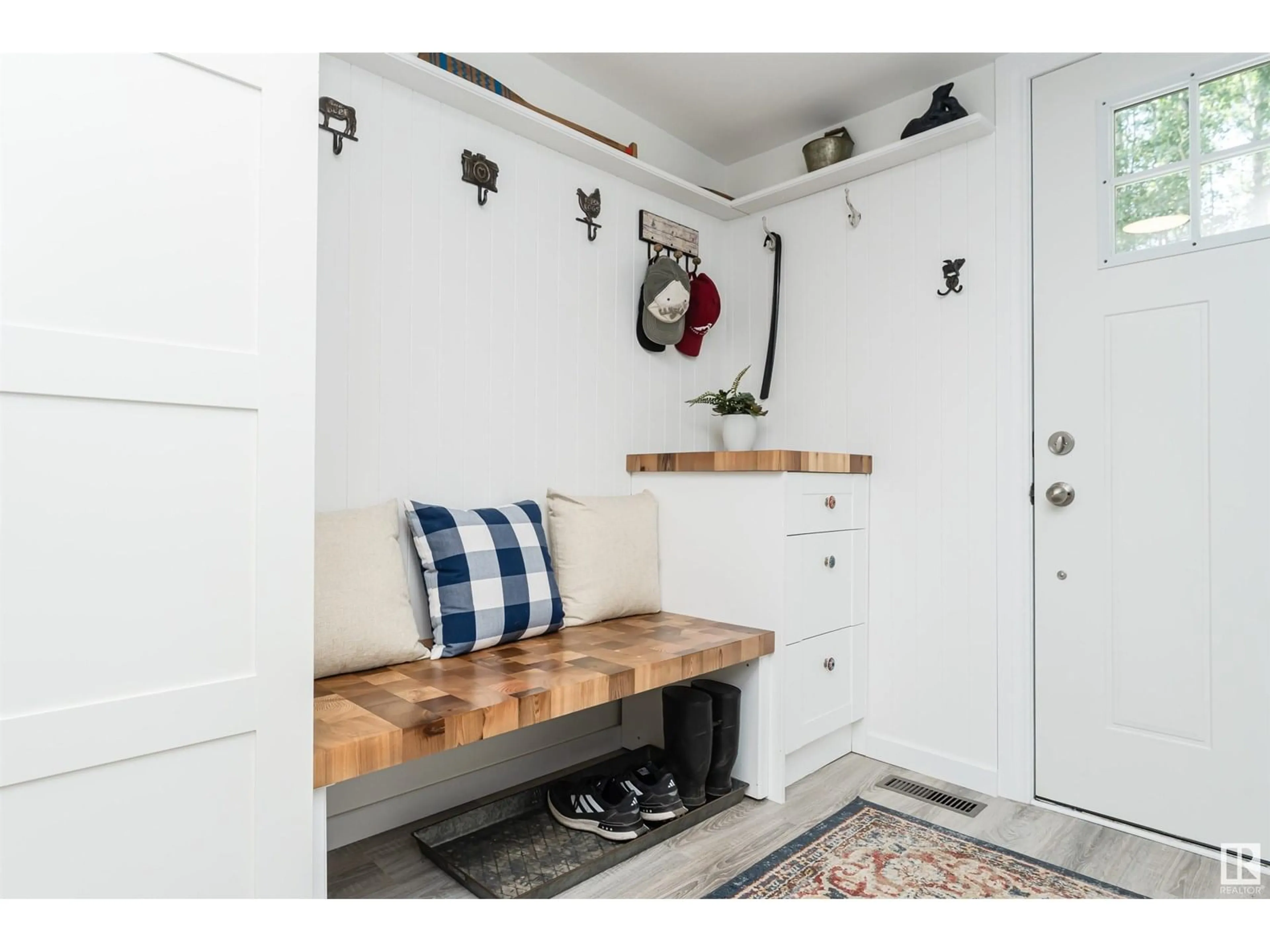 Indoor entryway for 400 - 1414 HWY 37, Rural Lac Ste. Anne County Alberta T0E1V0