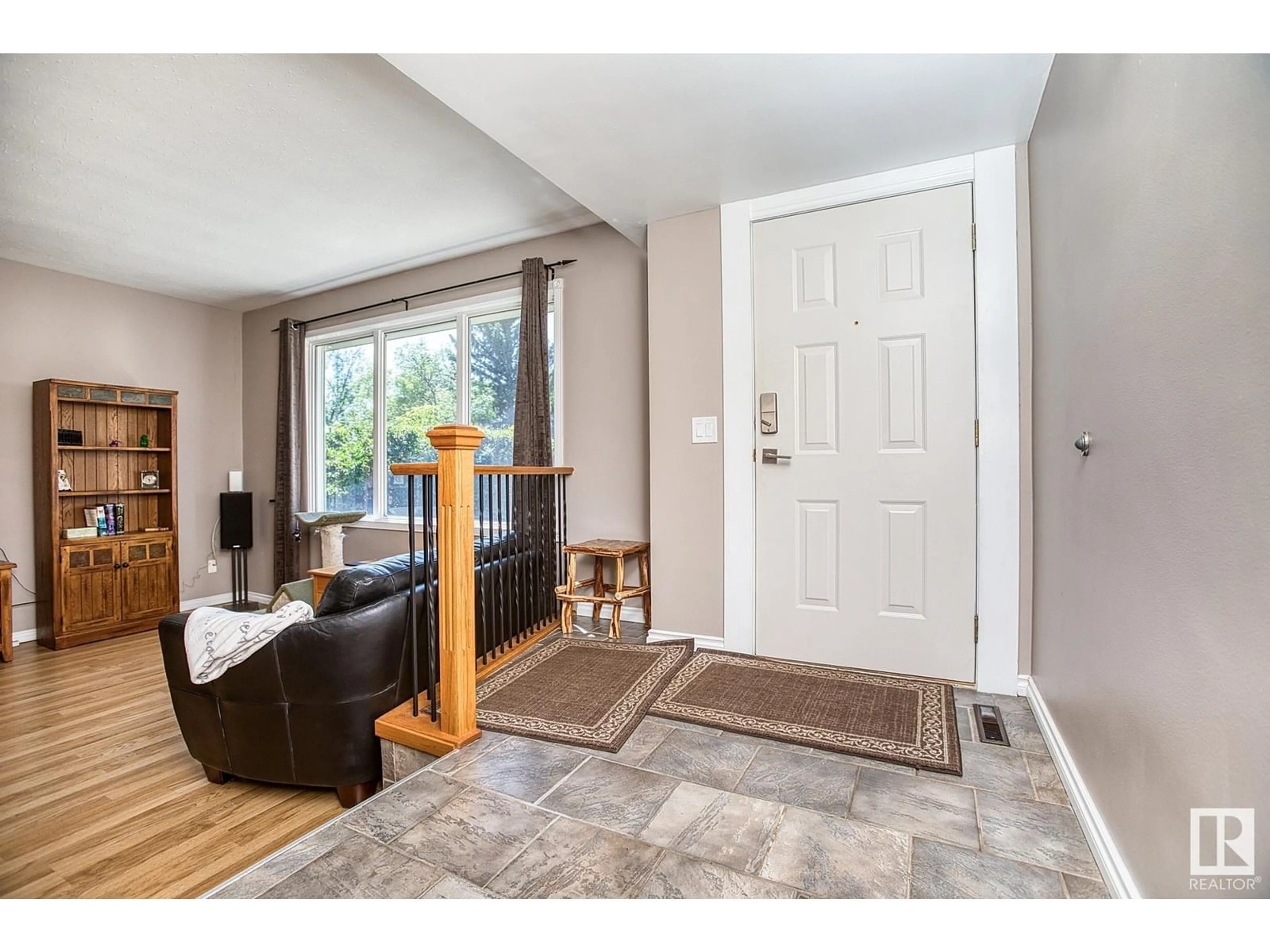 Indoor entryway for NW - 10515 46 ST, Edmonton Alberta T6A1Y2