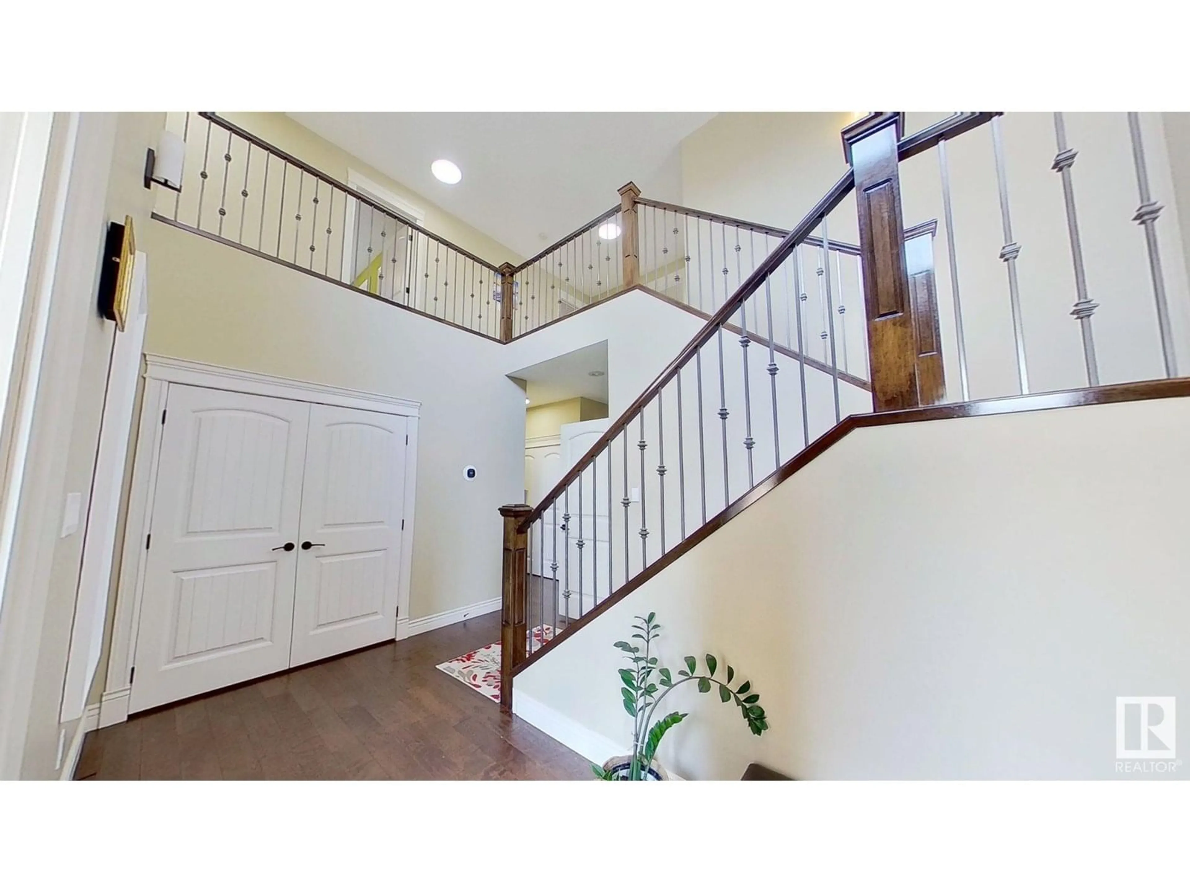 Indoor entryway for 1005 DOWNEY WY, Edmonton Alberta T6M2V4