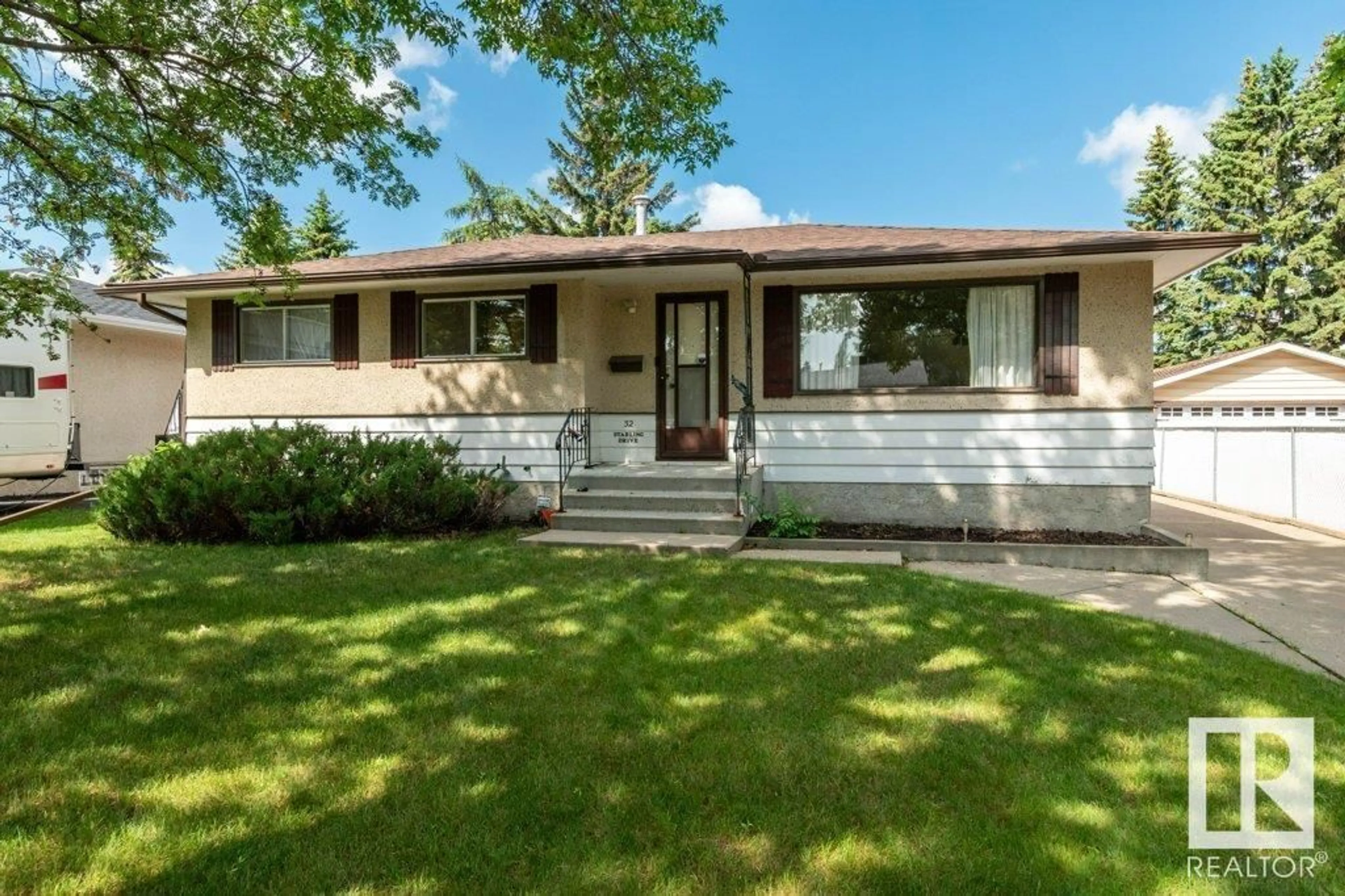Home with vinyl exterior material, street for 32 STARLING DR, Sherwood Park Alberta T8A0Z1