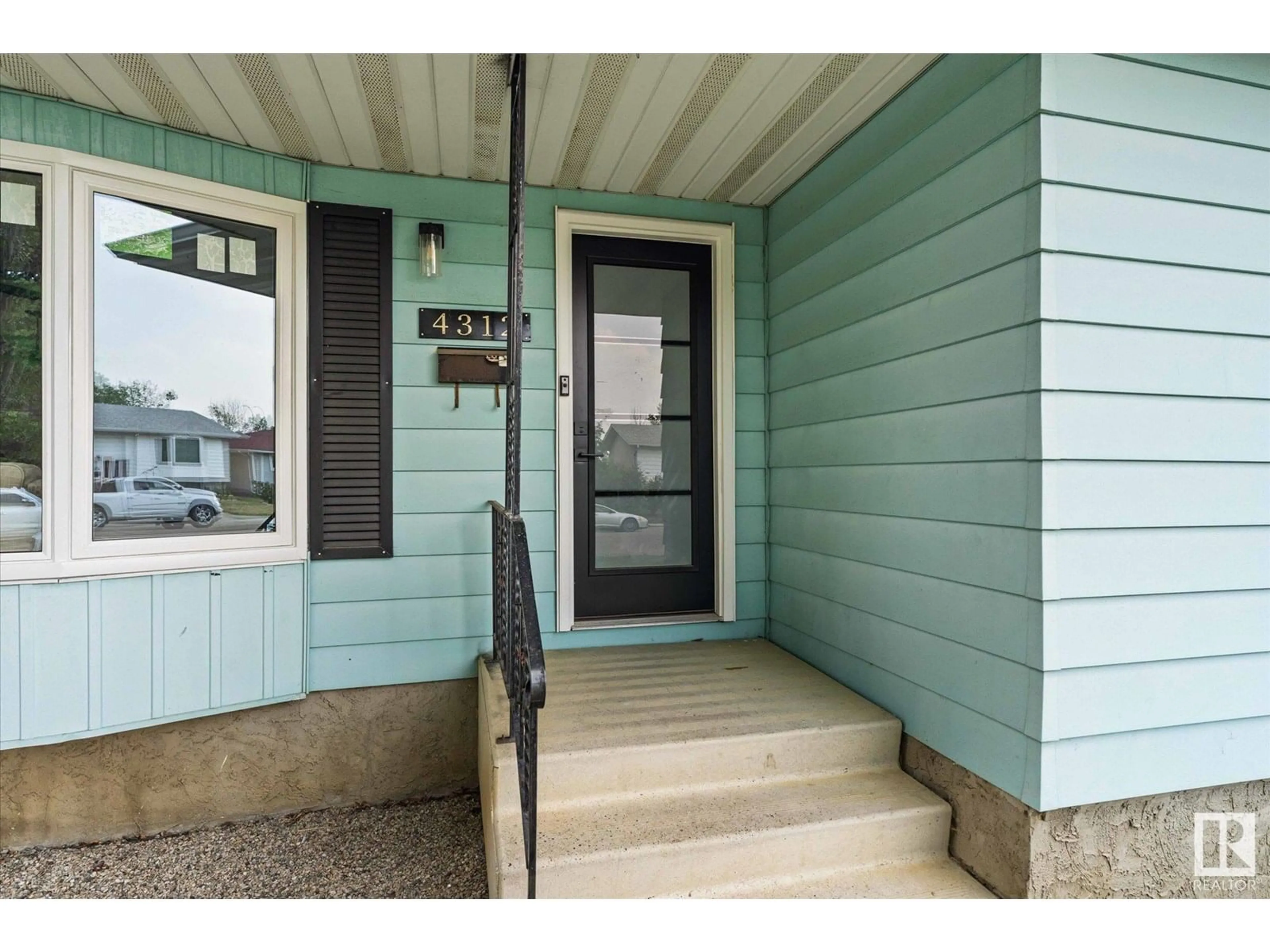 Indoor entryway for 4312 40 AV, Stony Plain Alberta T7Z1J7