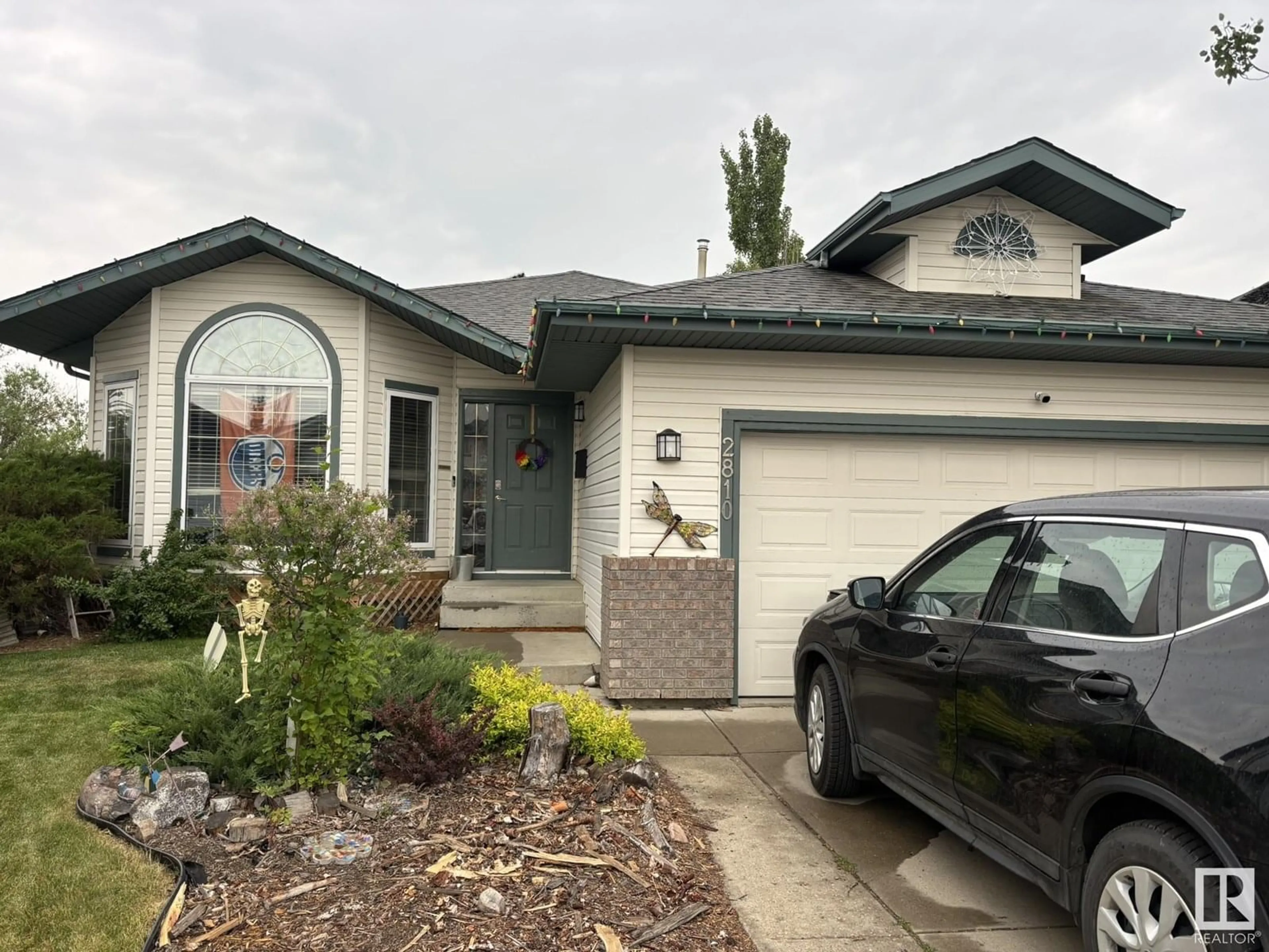 Home with vinyl exterior material, street for NW - 2810 32A ST, Edmonton Alberta T6T1T3