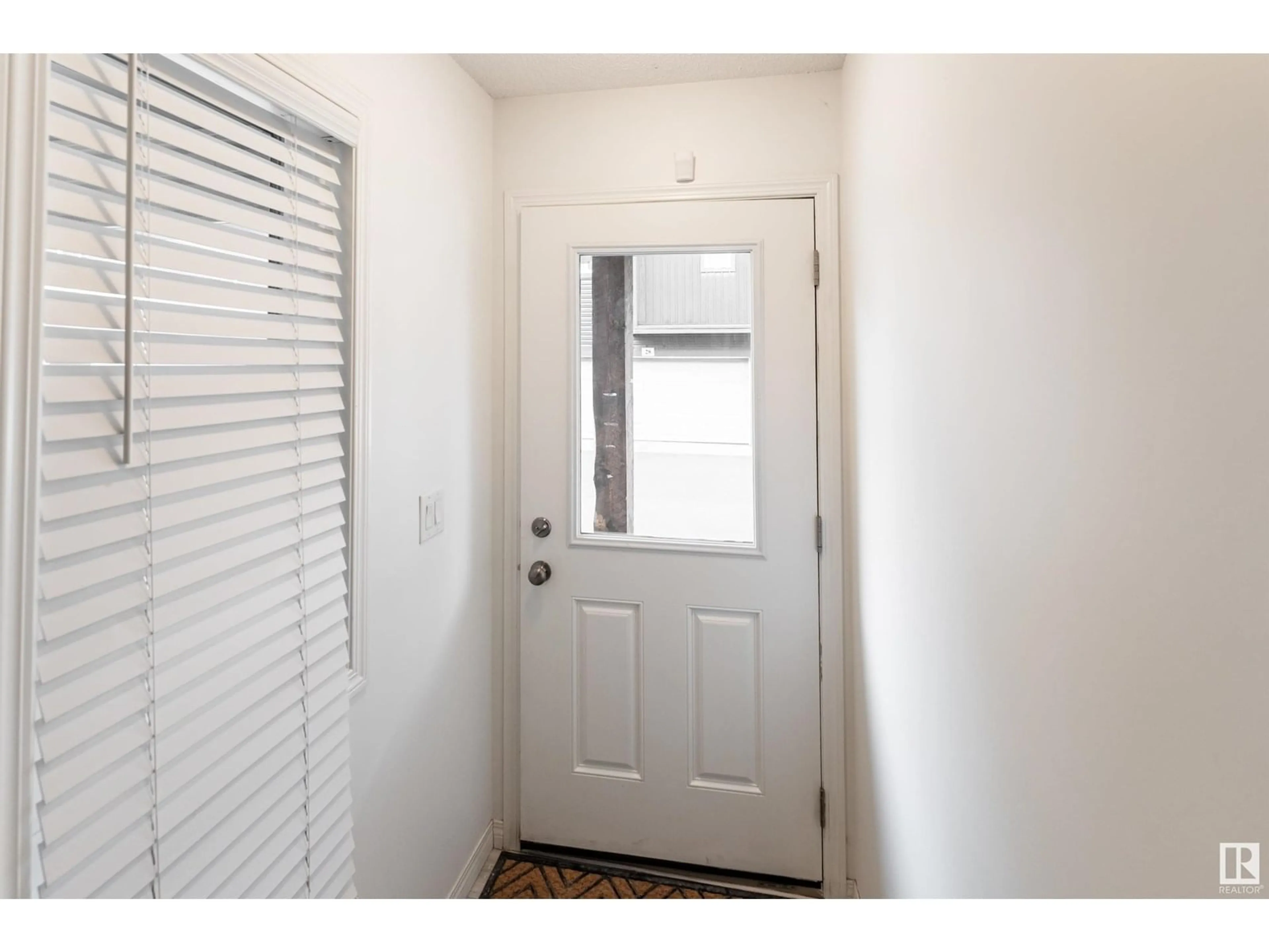 Indoor entryway for 18 16903 68 ST NW, Edmonton Alberta T5Z0R1