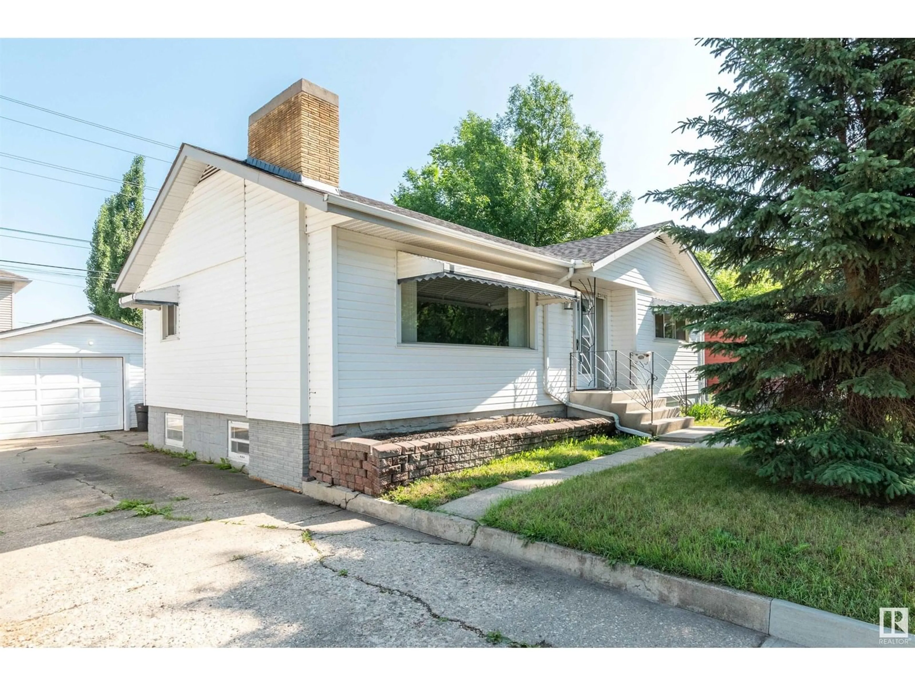 Home with vinyl exterior material, street for 5116 118 AV, Edmonton Alberta T5W1B9