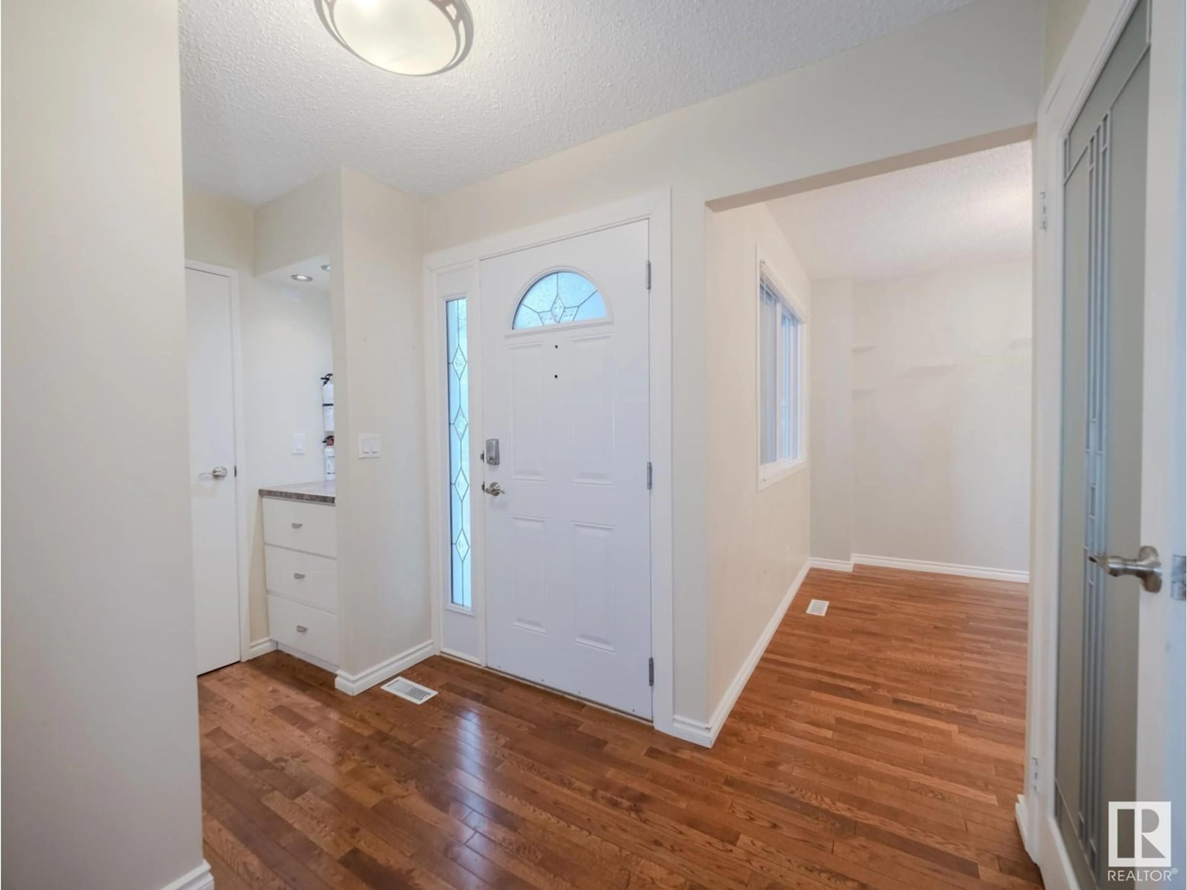 Indoor entryway for 18170 96 AV, Edmonton Alberta T5T3N3