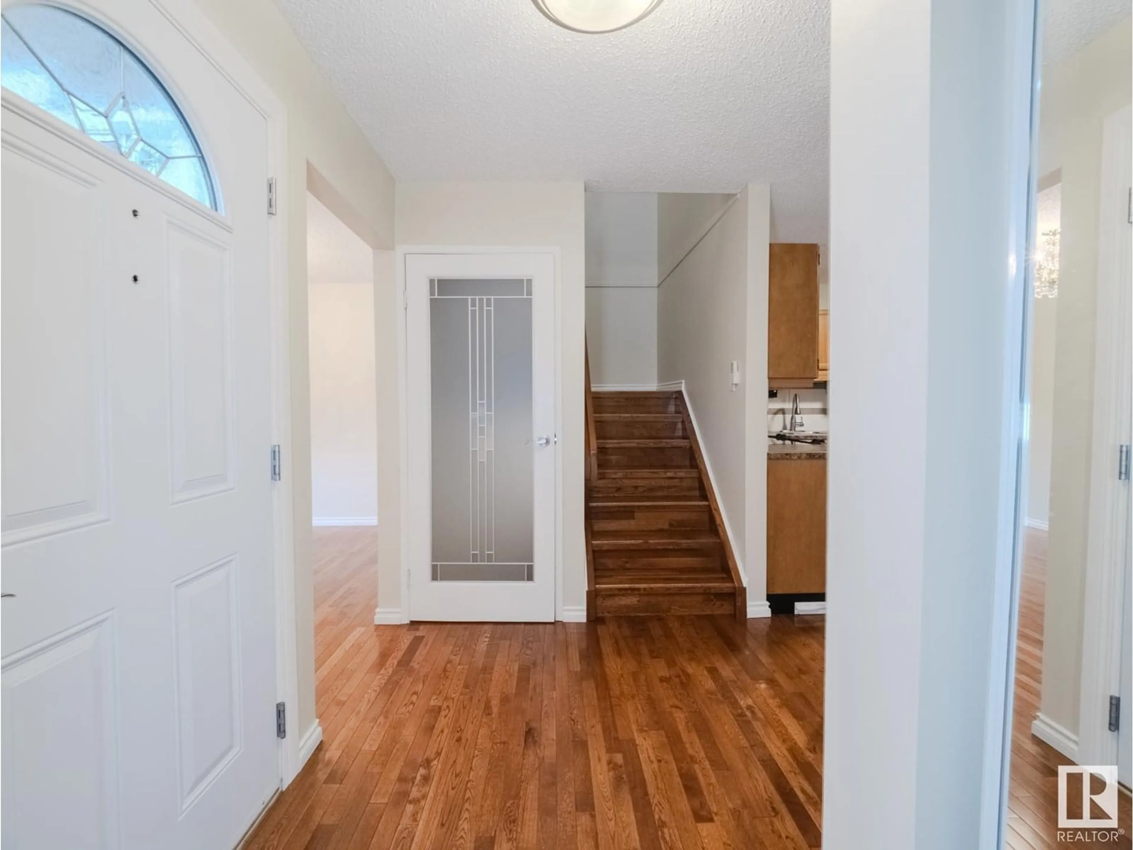 Indoor entryway for 18170 96 AV, Edmonton Alberta T5T3N3