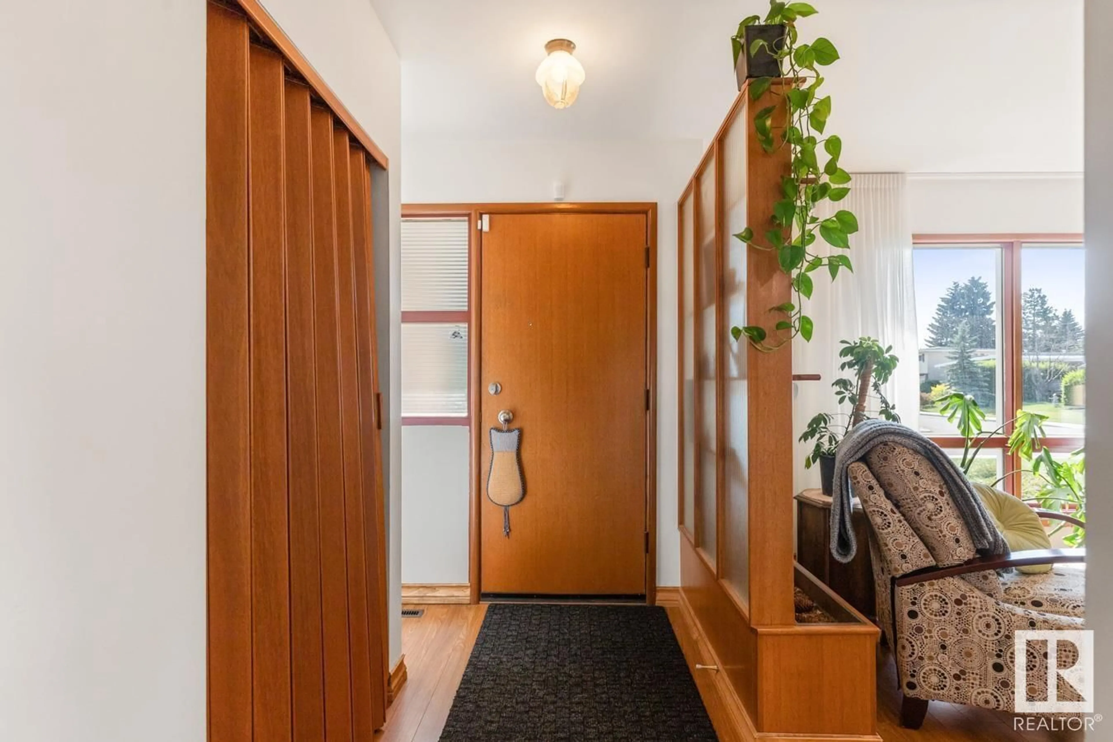 Indoor entryway for 9208 71 ST, Edmonton Alberta T6B1Y2