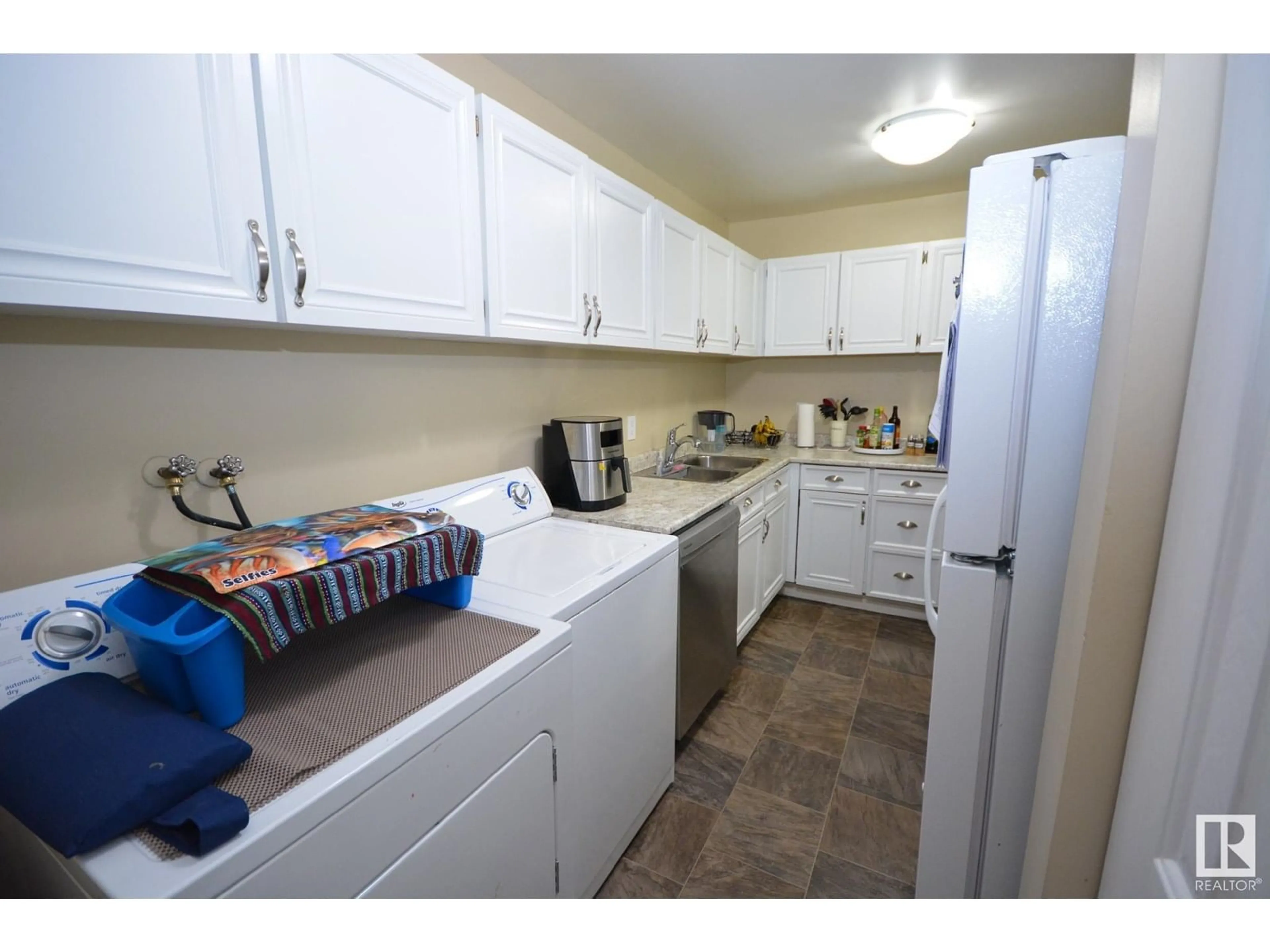 Standard kitchen, unknown for 6032 TUDOR GL, St. Albert Alberta T8N3V4