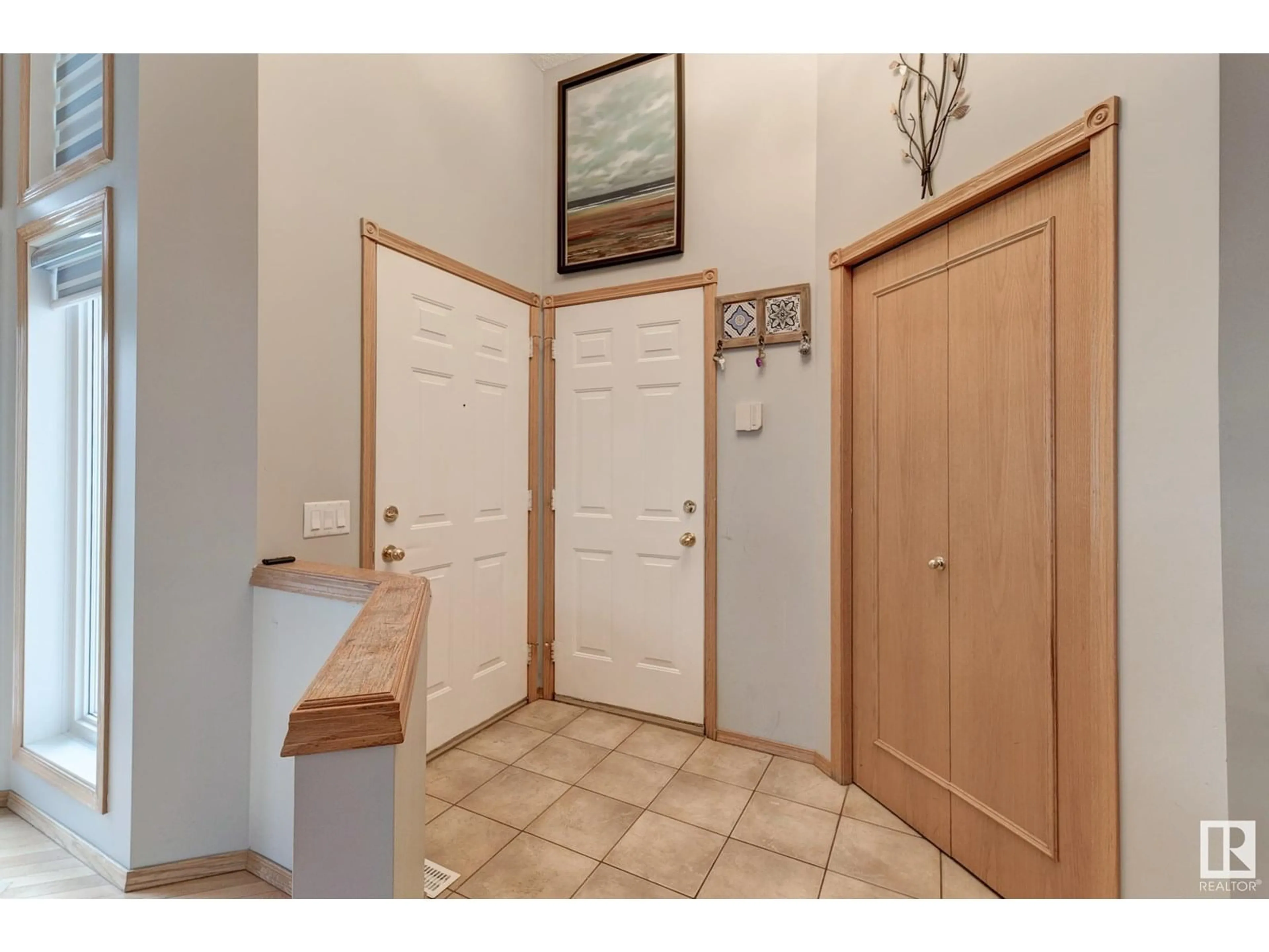 Indoor entryway for 320 JILLINGS CR, Edmonton Alberta T6L6N1