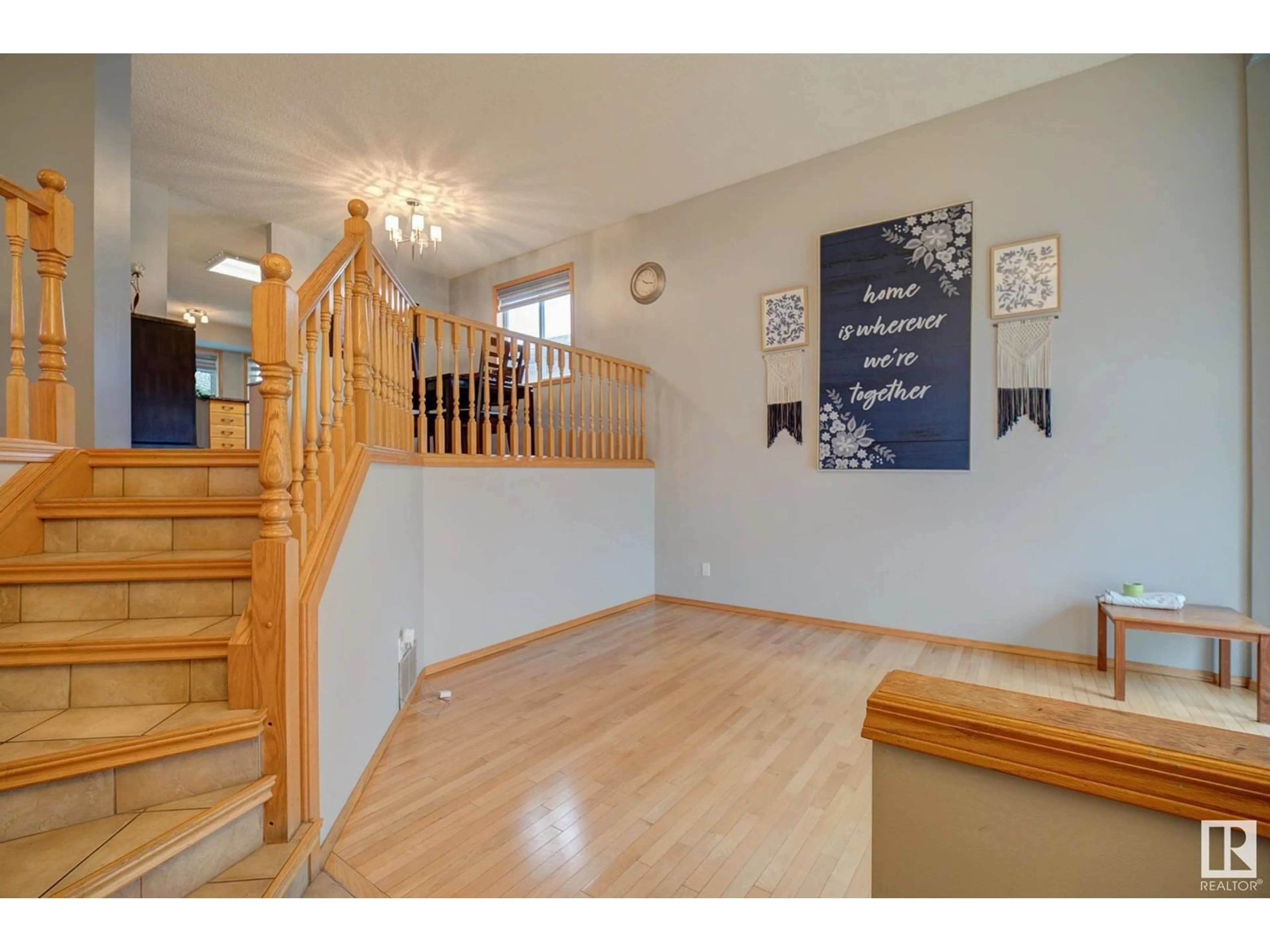 Indoor foyer for 320 JILLINGS CR, Edmonton Alberta T6L6N1