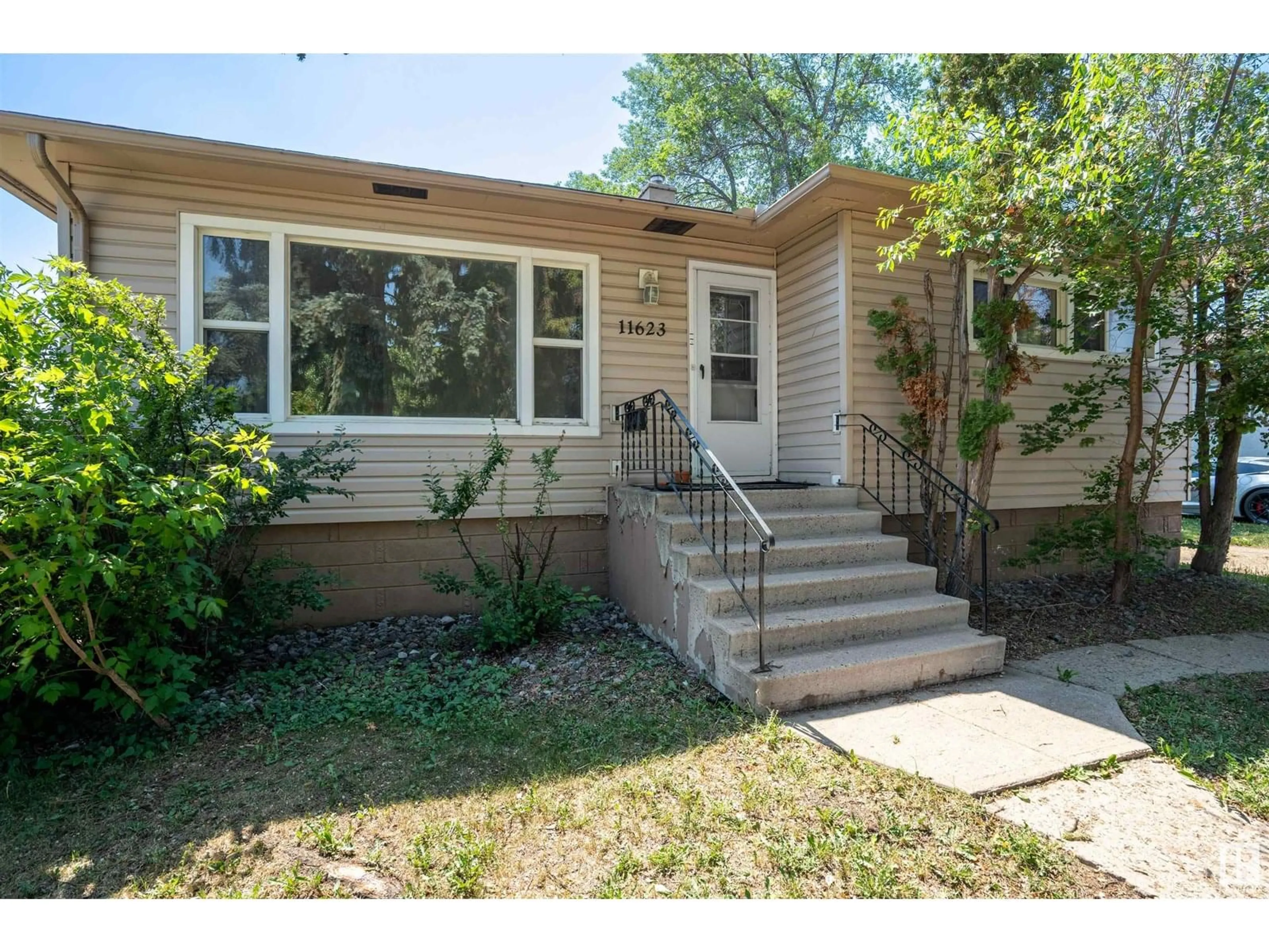 Home with vinyl exterior material, street for 11623 112 AV, Edmonton Alberta T5G0H8