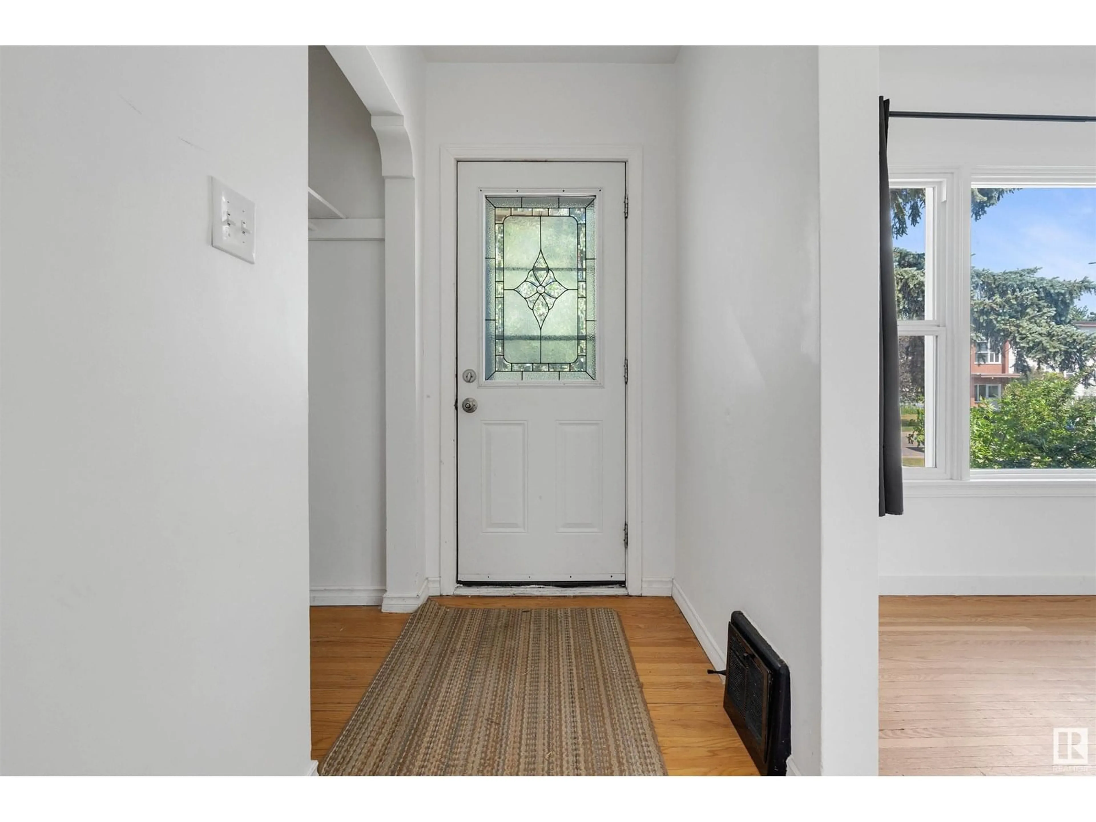 Indoor entryway for 11623 112 AV, Edmonton Alberta T5G0H8